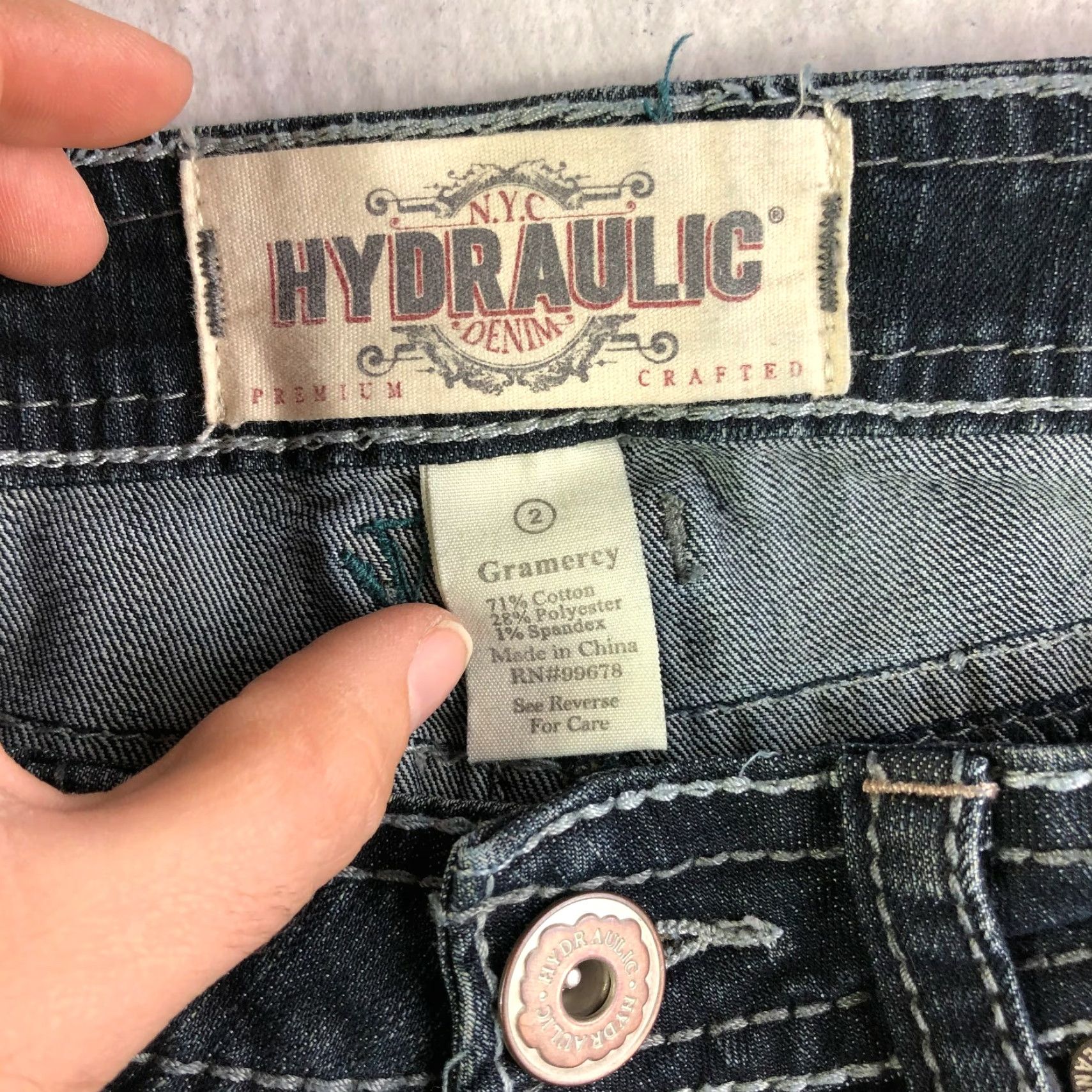 Vintage HYDRAULIC Mid Rise Boyfriend Juniors Size 2 28" Waist Dark Wash Blue Denim Shorts Women/ Girls Size 28" / US 6 / IT 42 - 6 Thumbnail