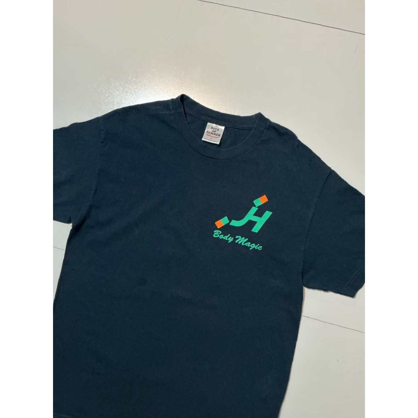 Vintage VINTAGE Boys Of Summer Body Magic Cool Bottoms Ventilated Garments Graphic T-Shirt Sz. L Boys Mens Large Blue Crewneck S/S T-Shirt Size US L / EU 52-54 / 3 - 4 Thumbnail