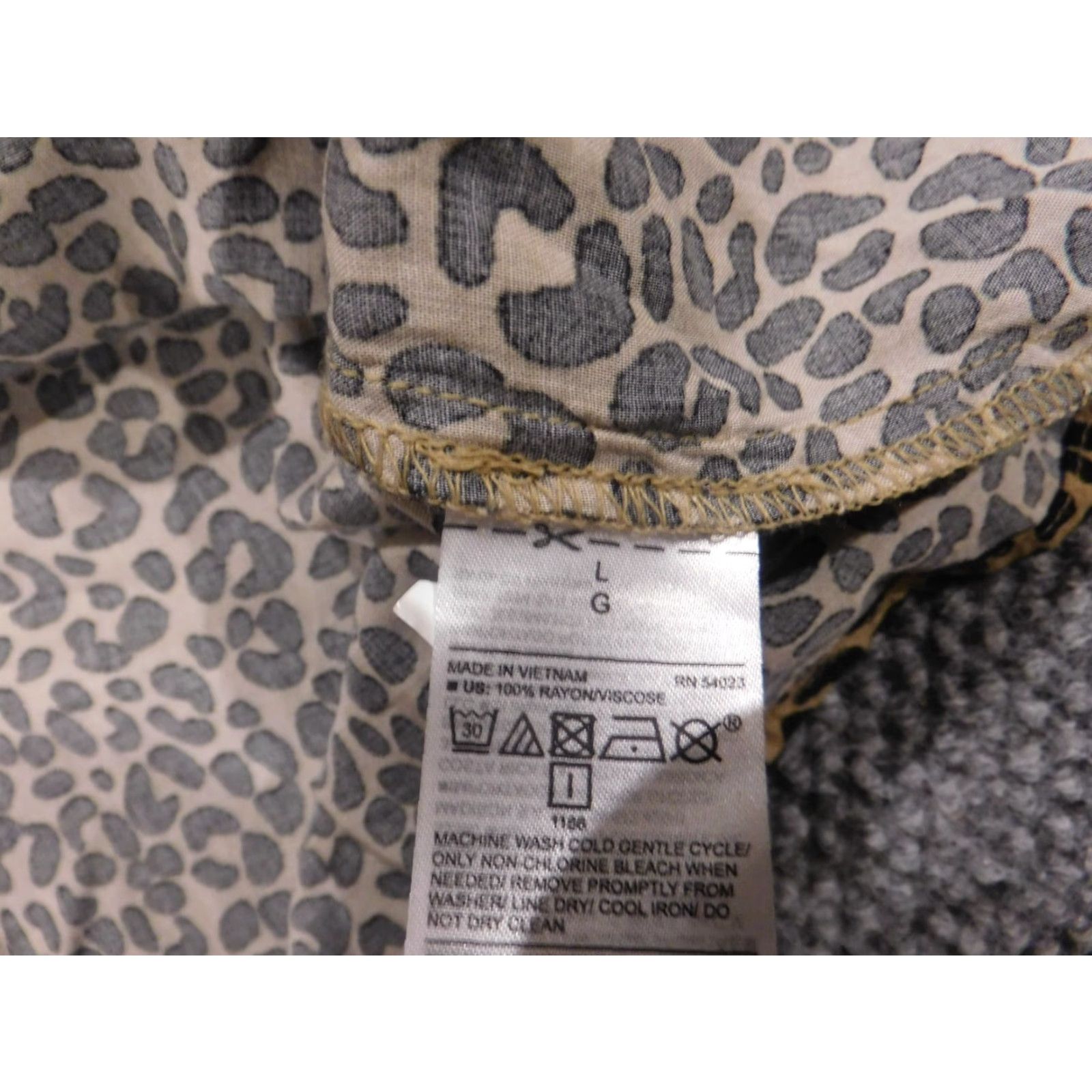 Old Navy Old Navy Blouse Women L Multicolor Animal Print Round Neck Long Sleeve Pullover Casual Rayon Classic Stretch Top Size L / US 10 / IT 46 - 6 Thumbnail