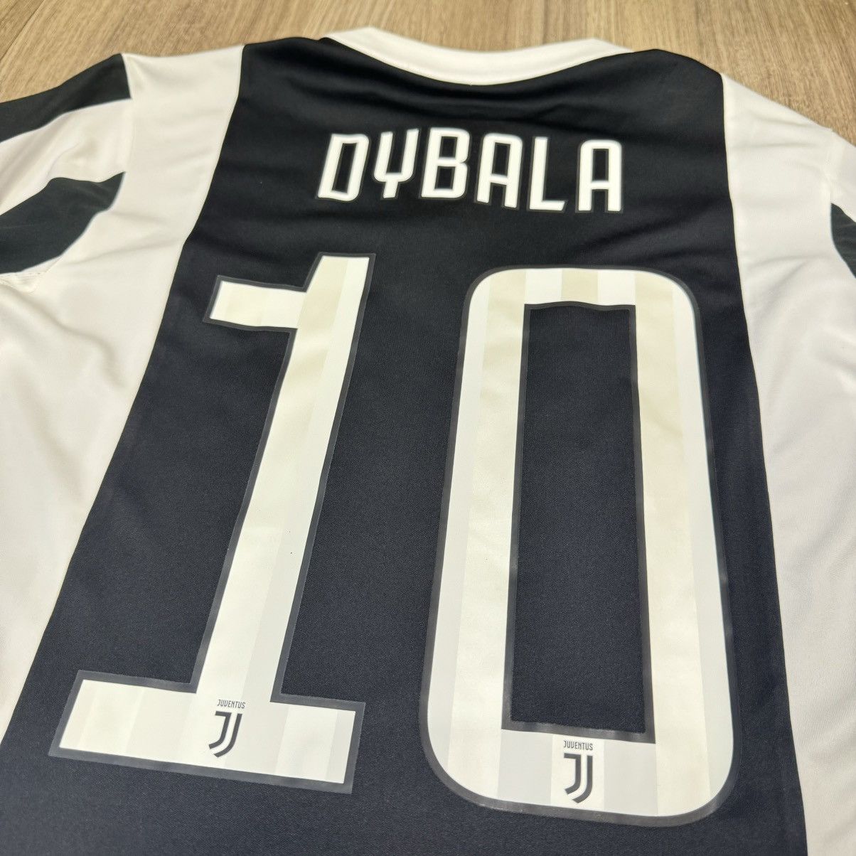 Adidas (Youth size)Juventus 17/18 home shirt #10 Dybala Size US S / EU 44-46 / 1 - 4 Thumbnail