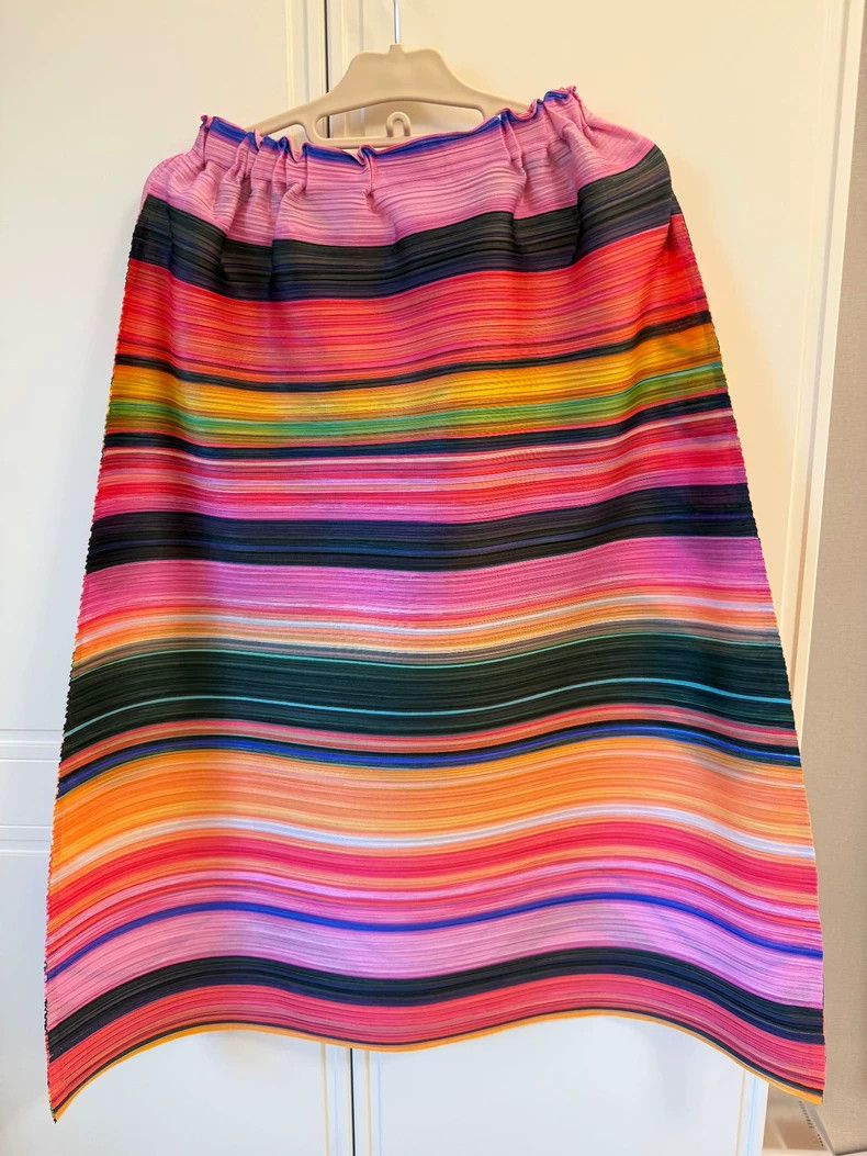 Issey Miyake Issey Miyake size:5 Rainbow horizontal stripe half skirt Size 31" - 2 Thumbnail