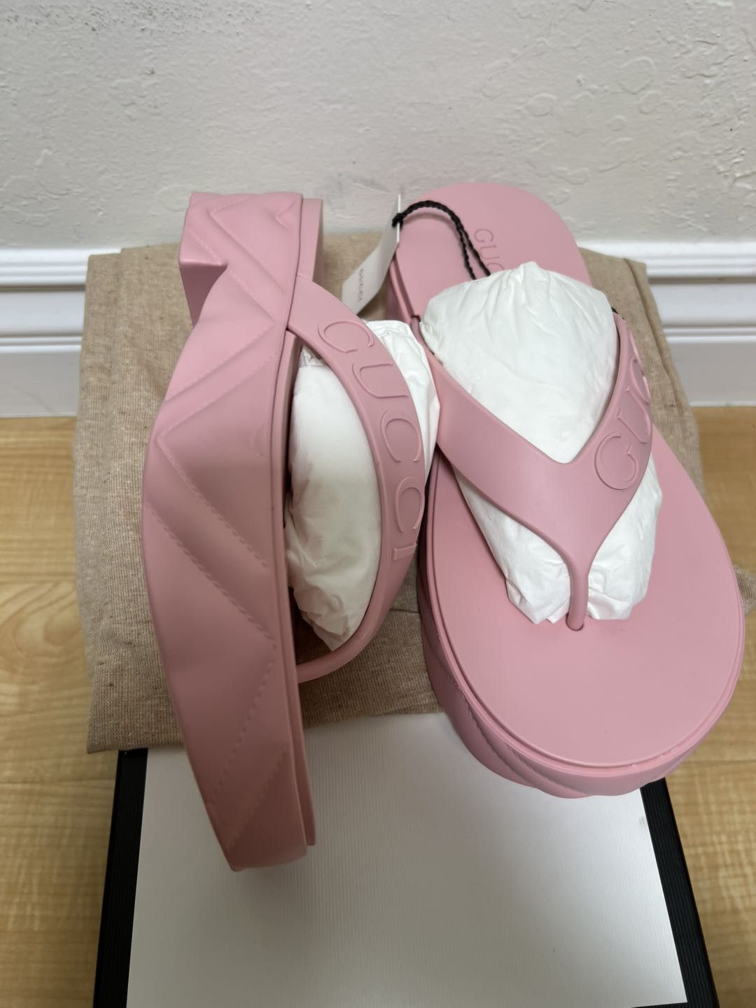 Gucci Gucci Thong Platform Sandal Pink (Women's) Size US 10 / IT 40 - 7 Thumbnail