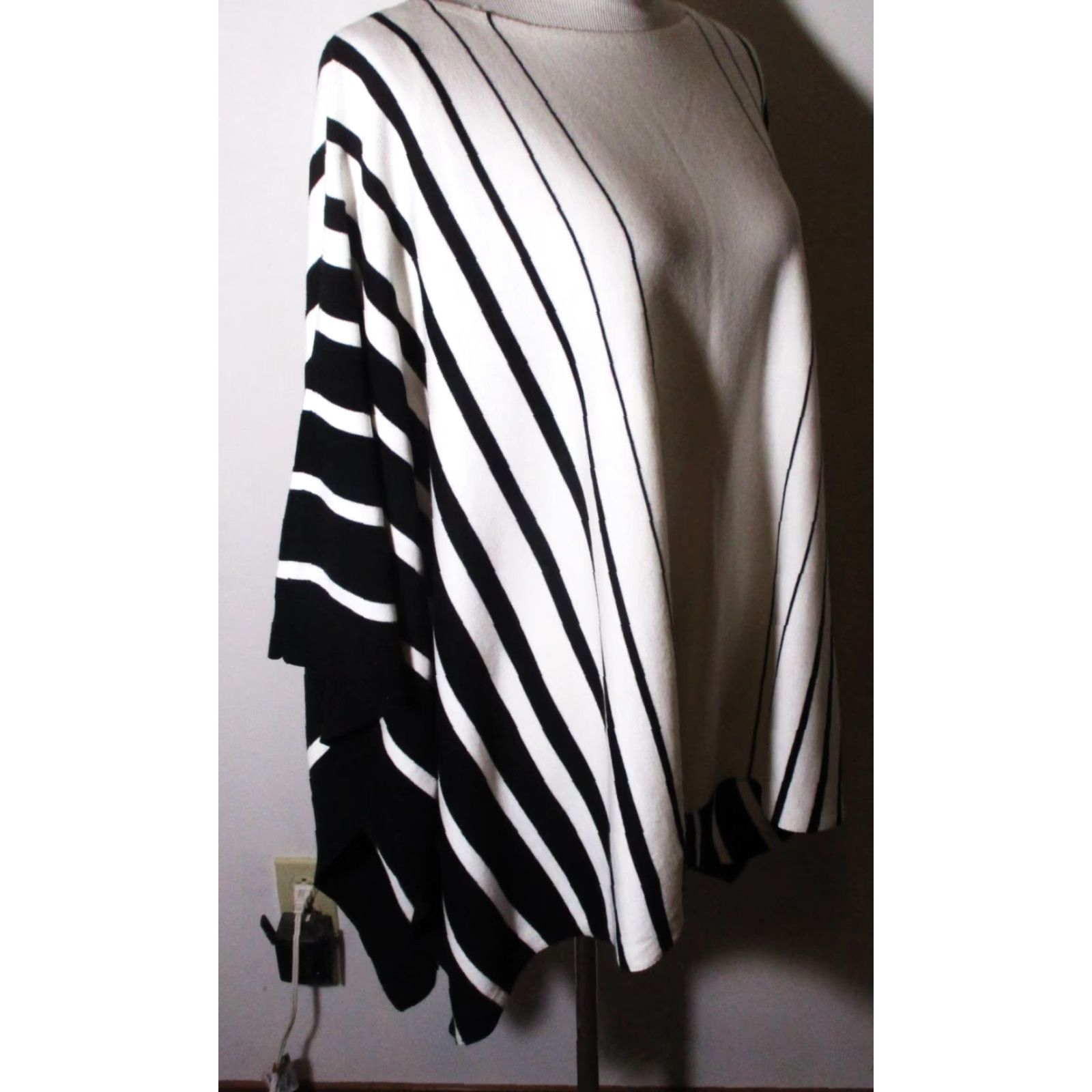 Ralph Lauren LAUREN Ralph Lauren White Black Knit Sweater Poncho Size S/M Shirt Womens Knit Poncho Size S / US 4 / IT 40 - 3 Thumbnail