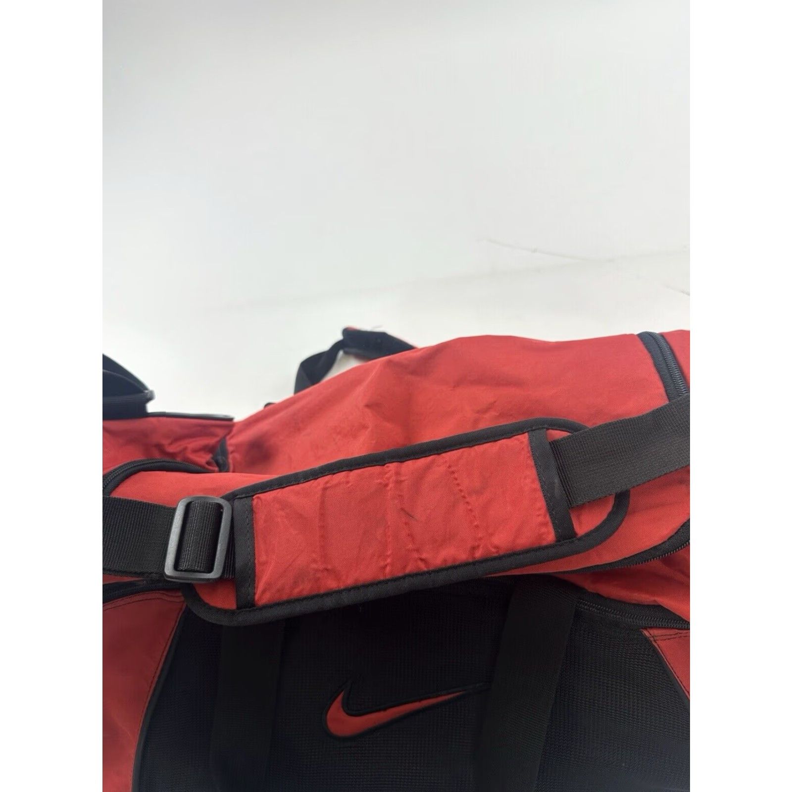 Nike VINTAGE Nike Duffle Bag Crossbody Strap Nylon Red PocketS Shoe Compartment Training Bag Unisex Adults Duffle Athleisure Casual Travel Large Size ONE SIZE - 5 Thumbnail