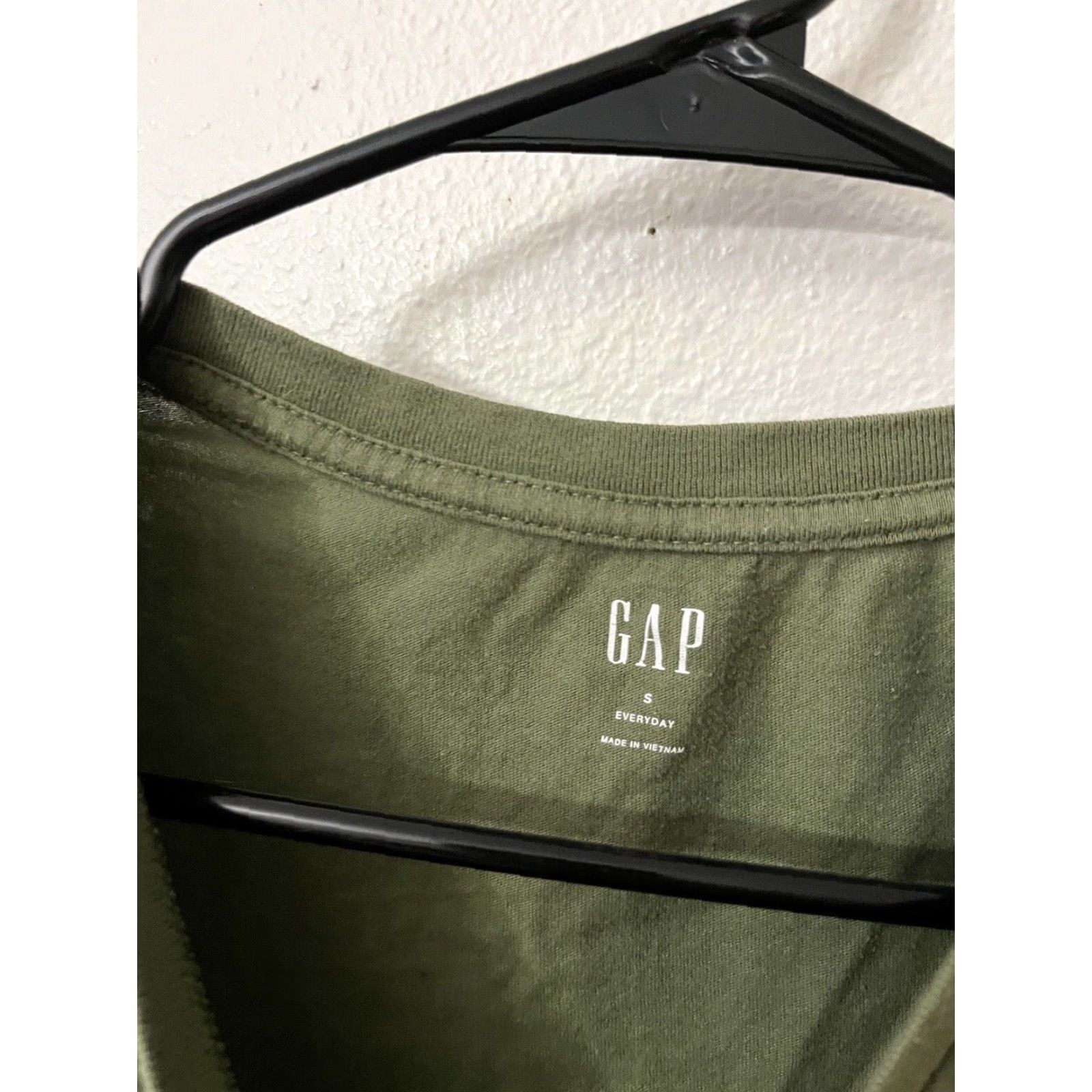 Gap VINTAGE Gap Mens T-Shirt Short Sleeve V-Neck Solid Green Small Adult Regular Fit 90s Size US S / EU 44-46 / 1 - 2 Thumbnail
