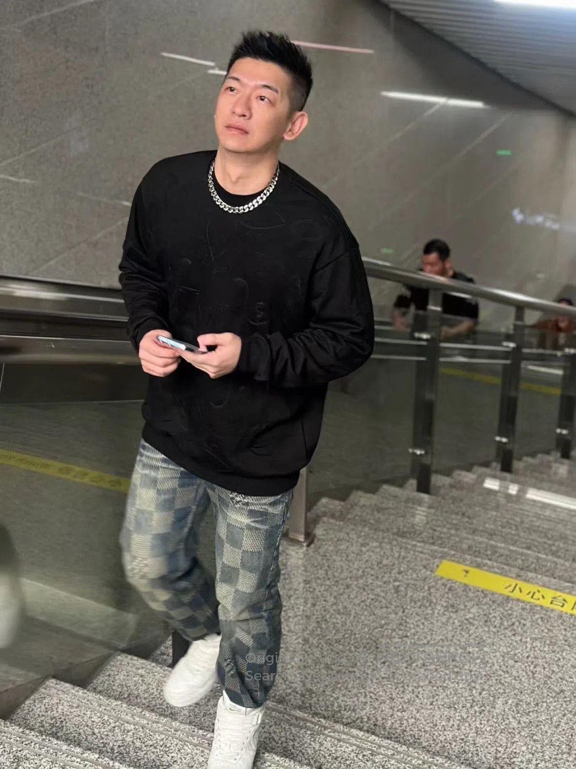 Louis Vuitton LV SS24 Monogram Embroidery Crewneck Sweatshirt. Size US XXL / EU 58 / 5 - 8 Thumbnail