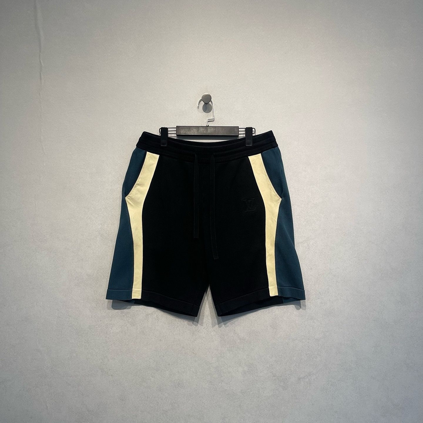 Louis Vuitton Louis Vuitton Colorblock Panel Shorts Size L Size US 36 / EU 52 - 1 Thumbnail