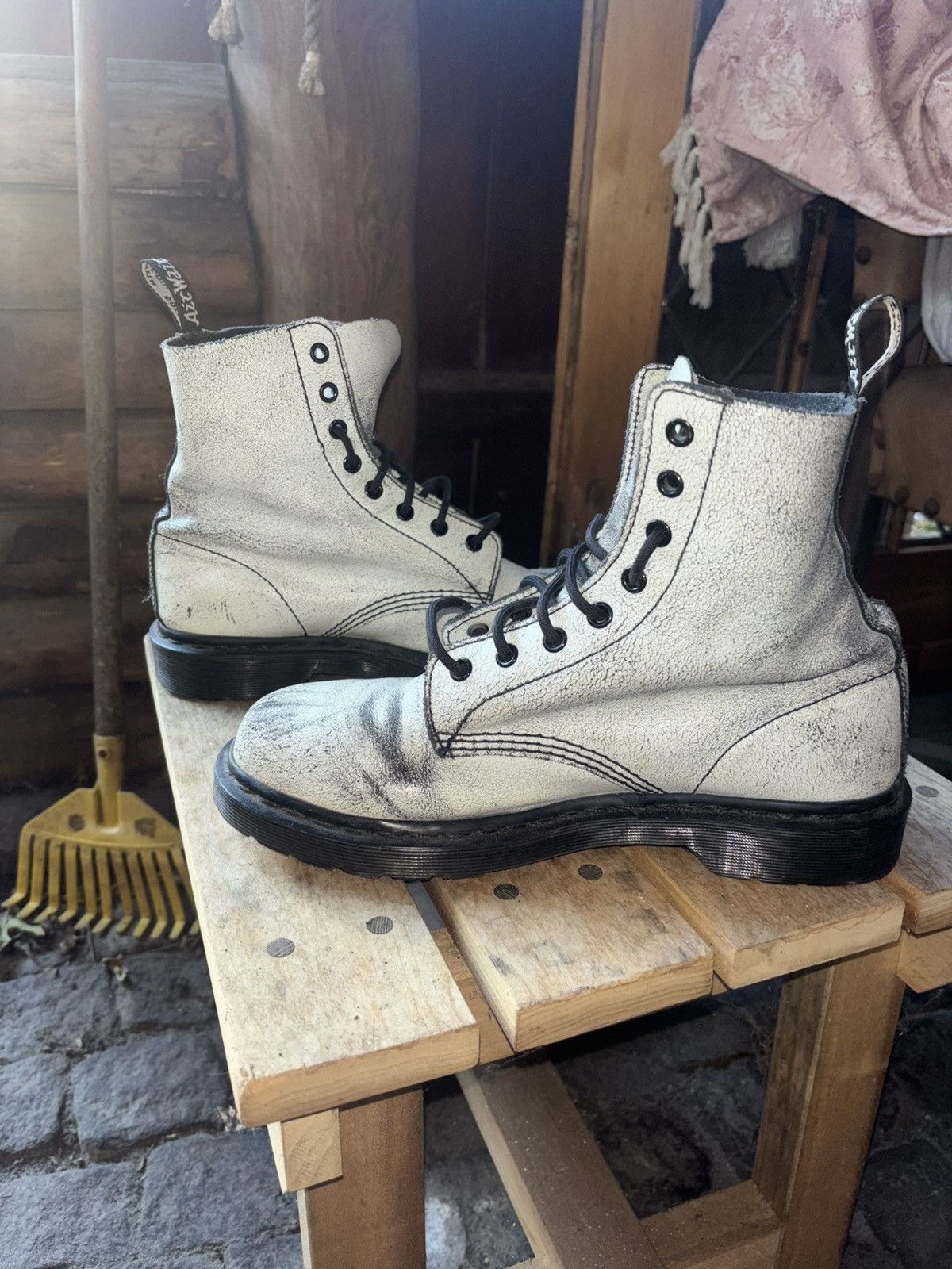 Dr. Martens Dr Martens Pascal 1460 B&W Cristal SuedeSoft crackle. Size US 12 / IT 42 - 4 Thumbnail