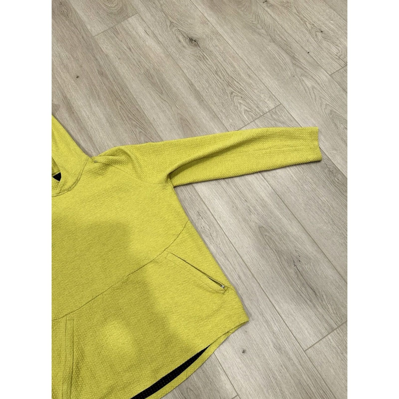 Lululemon Lululemon Hoodie Mens Large Lululemon At Ease Performance Sweatshirt Textured Hooded Pockets Lightweight Green Yellow Size US L / EU 52-54 / 3 - 2 Thumbnail