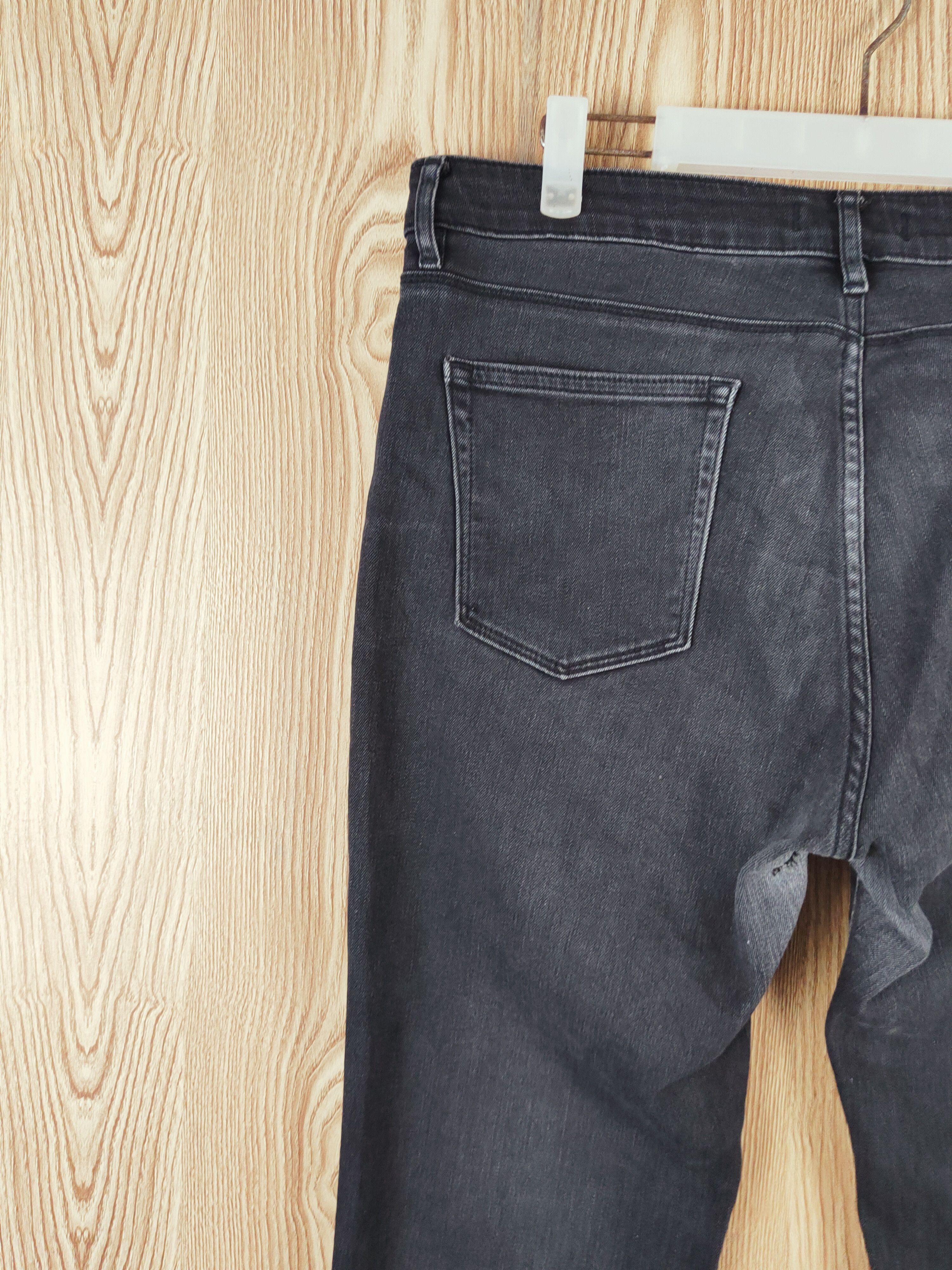 Japanese Brand Uniqlo Black Distressed Ripped Jeans #W073 Size US 31 - 9 Thumbnail