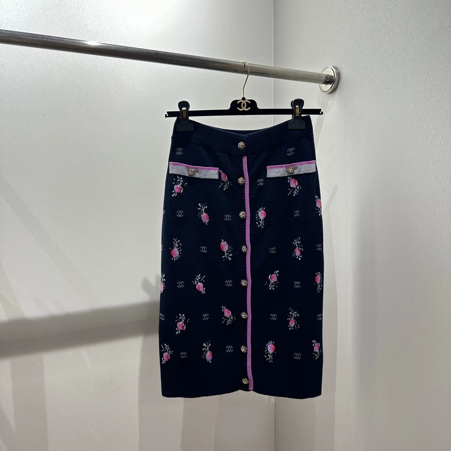Chanel Chanel women's floral logo cashmere skirt 38 Size 27" / US 4 / IT 40 - 1 Thumbnail