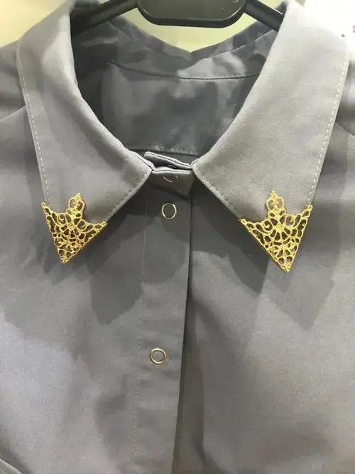 Jewelry Gold Triangle Shirt Collar Brooches Size ONE SIZE - 4 Thumbnail