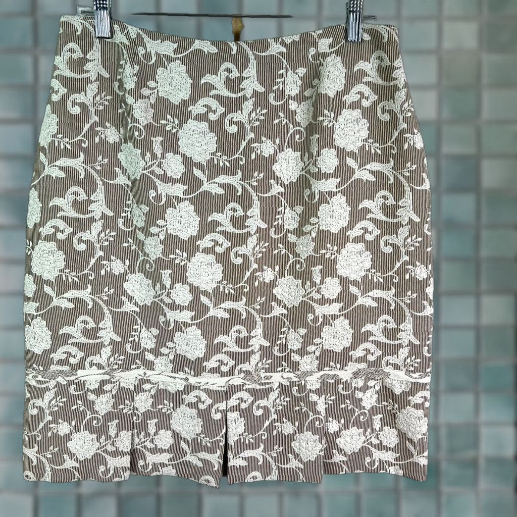 Vintage VINTAGE LC Lauren Conrad Pleated Floral Skirt Womens 12 Knee Length Tan White 33x21 Brown Polyester 90s Womens Ladies Skirt Women LC Lauren Conrad Size 34" / US 12 / IT 48 - 1 Thumbnail
