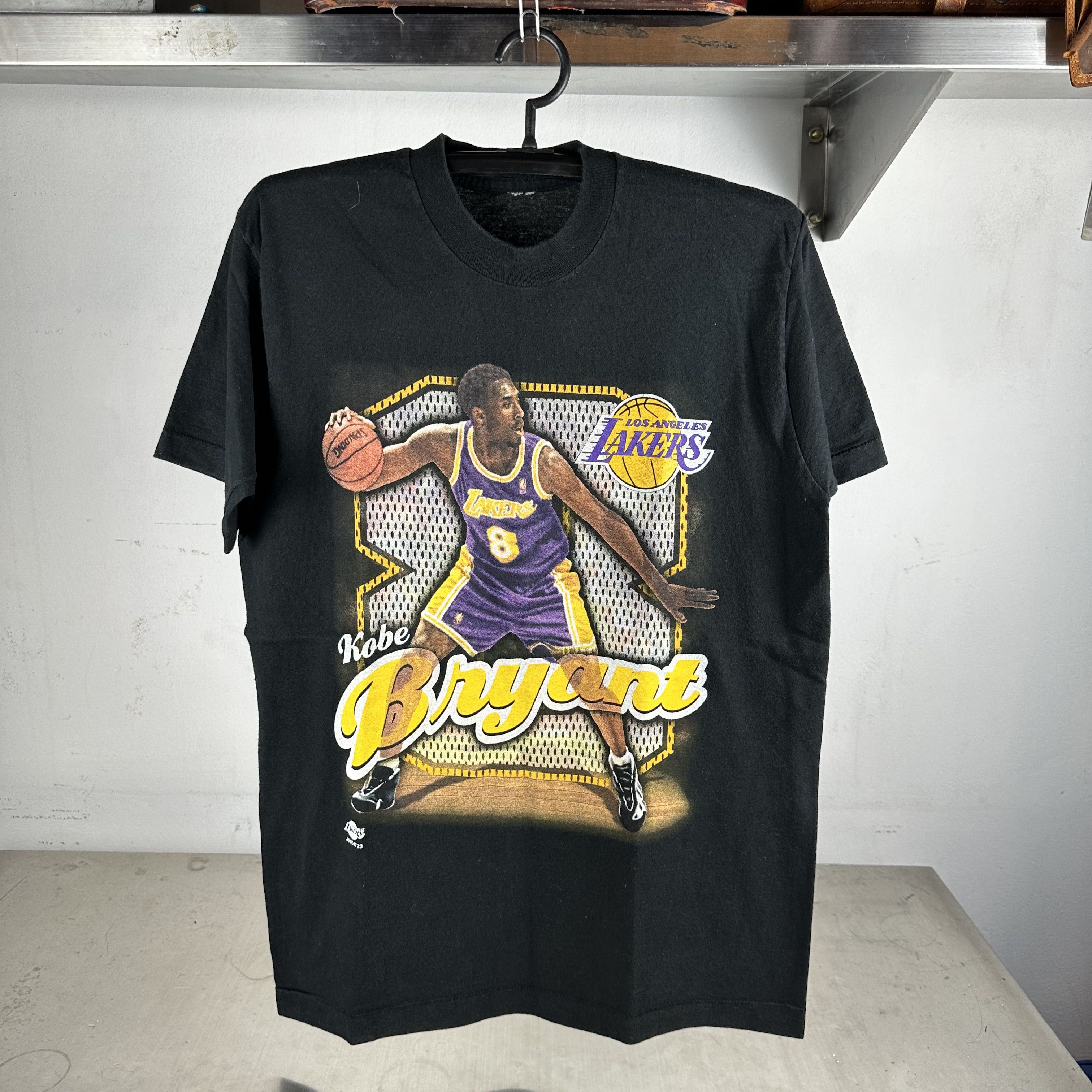 Vintage Vintage 90s Kobe Bryant Los Angeles Lakers NBA T-shirt Size US L / EU 52-54 / 3 - 1 Thumbnail