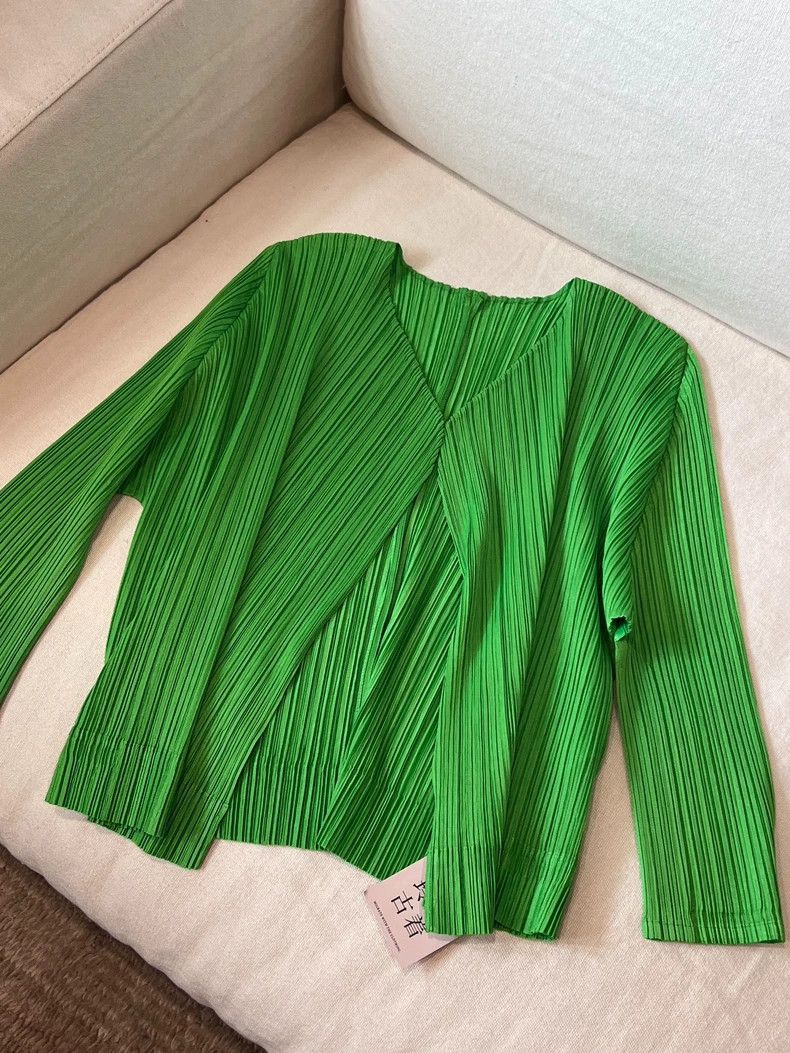 Issey Miyake size:4 Green pleated cardigan top
