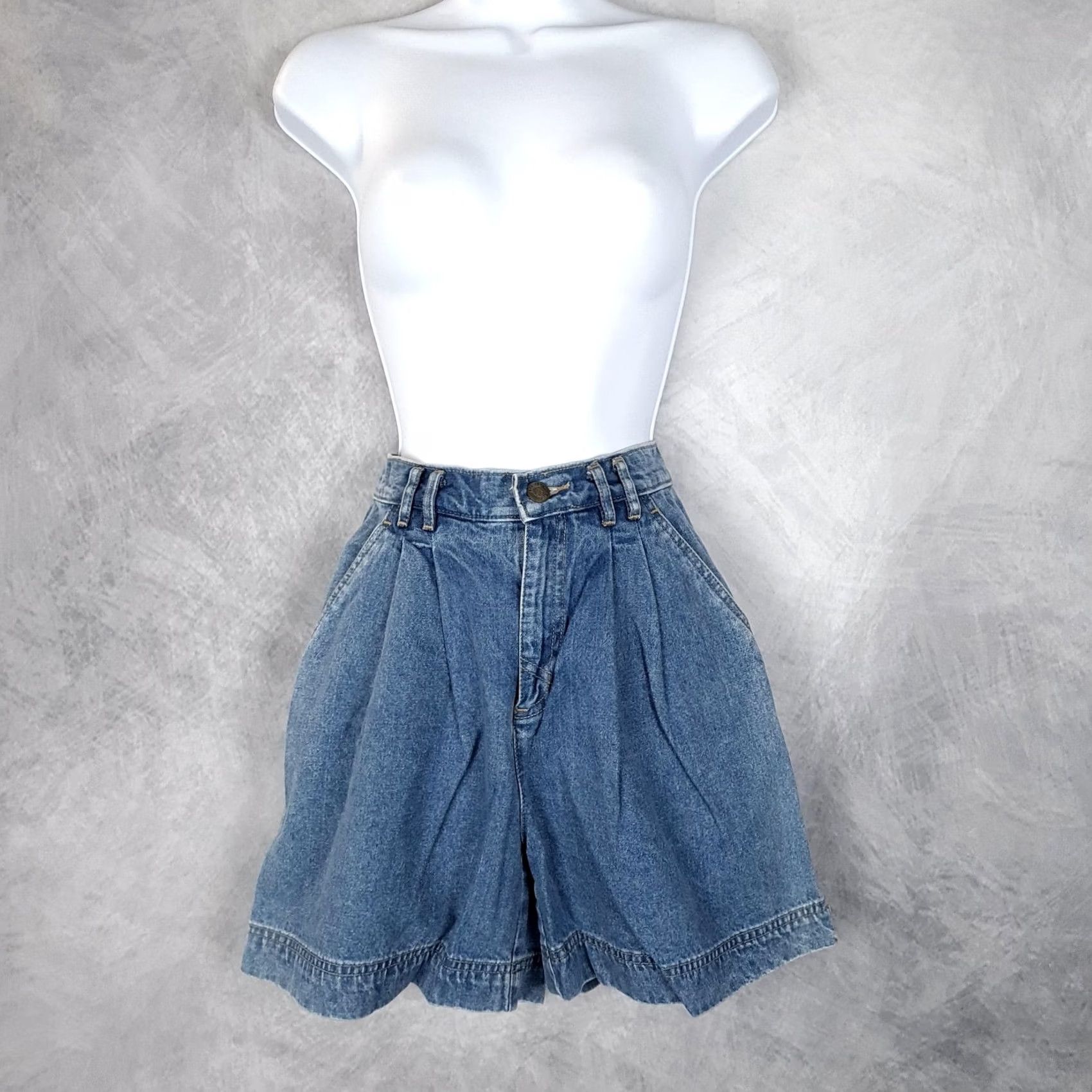 Vintage Vintage Lizwear Shorts Womens 4P Blue Denim High Rise Pleated Mom 90s Summer Casual Vintage Womens Lizwear 4P Blue Denim Shorts Size 27" / US 4 / IT 40 - 2 Thumbnail