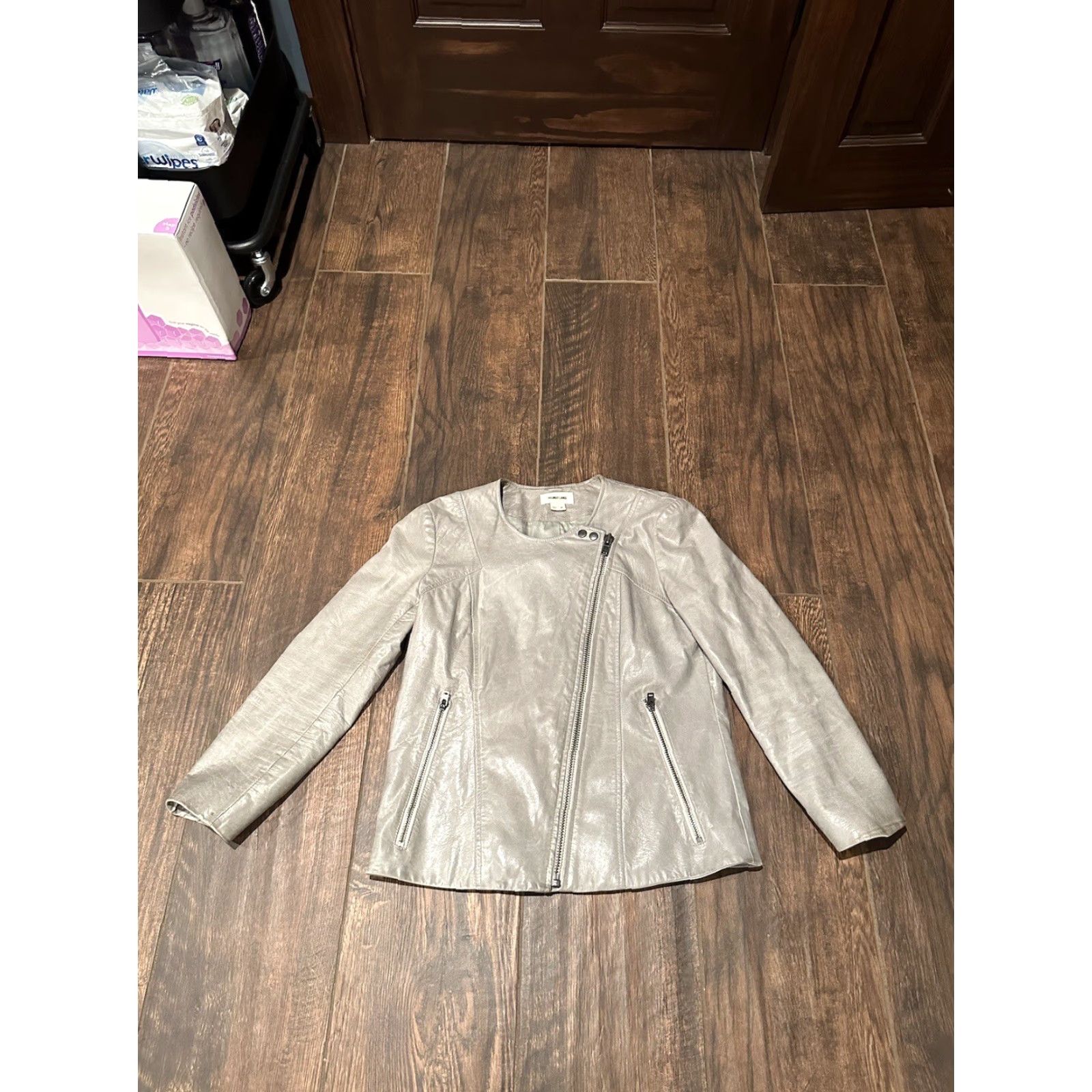 Helmut Lang HELMUT LANG Jacket Grey Leather 3/4 Sleeve Zip Front Vintage? No, Petites PS Womens Short Sleeve 3/4 Zip Leather Jacket Grey Size S / US 4 / IT 40 - 2 Thumbnail