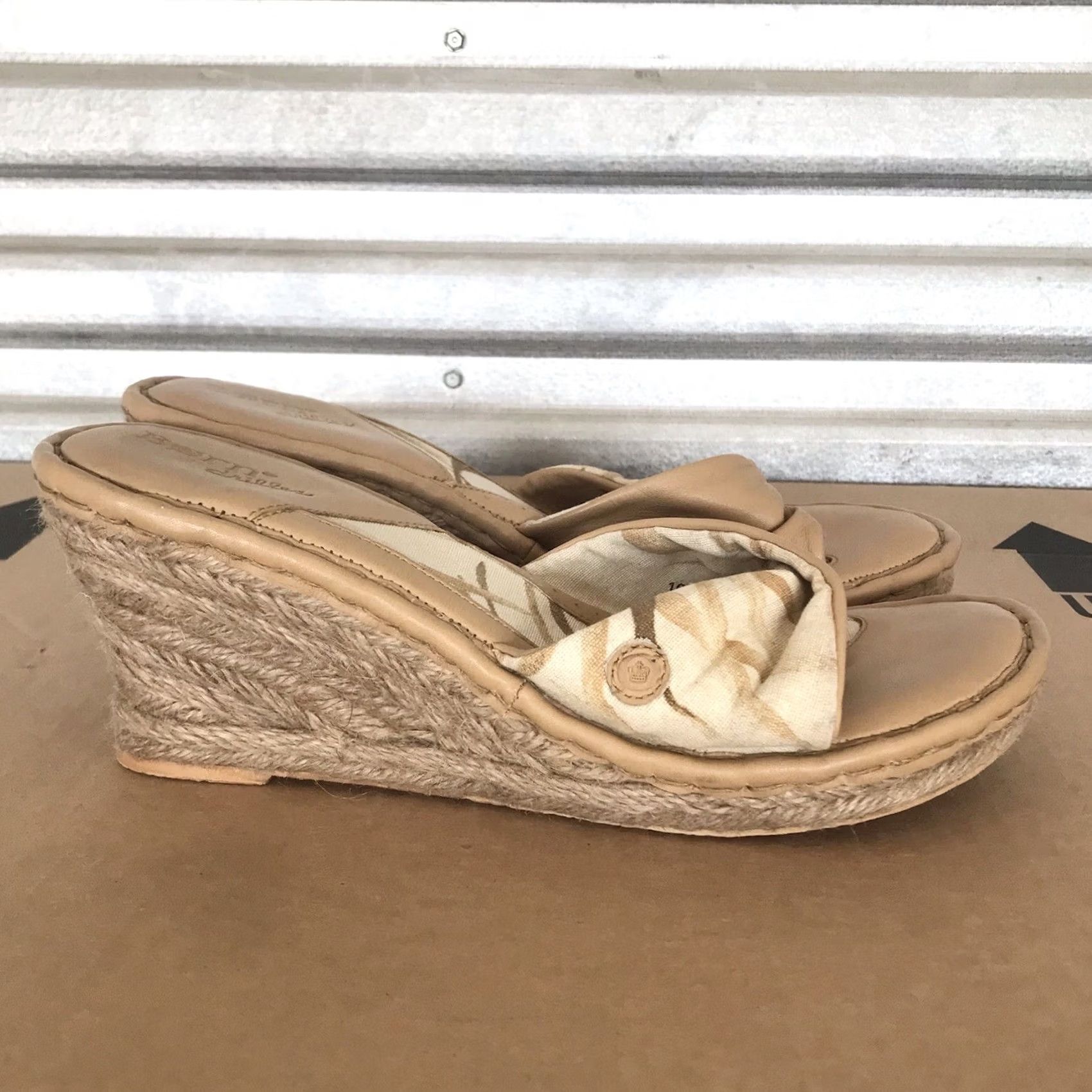 Born VINTAGE? No. Born Women Sandal Wedge Espadrille Slip-On Leaf Pattern Tan Brown 10 Leather Fabric Upper Bow Jute W5017 Mens? Ladies? Size US 10 / IT 40 - 2 Thumbnail