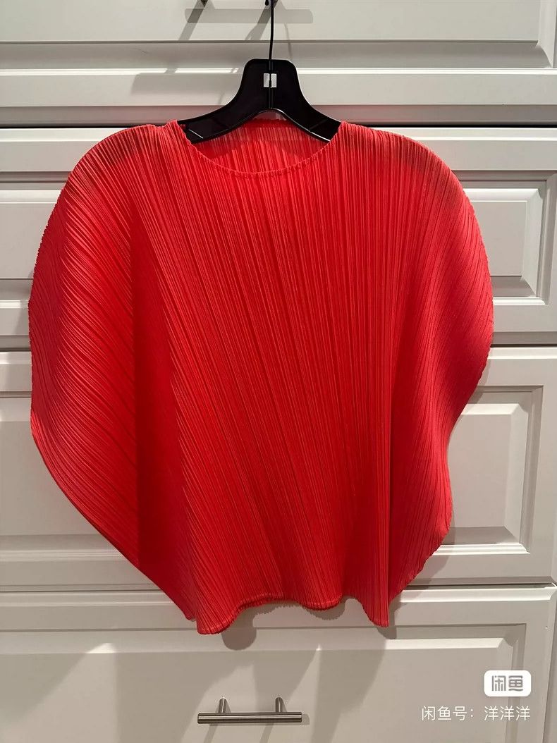 Issey Miyake Issey Miyake size:5 Red round top Size M / US 6-8 / IT 42-44 - 1 Thumbnail