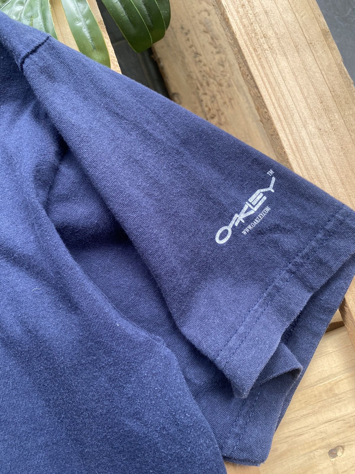 Oakley Crazy rare Vintage Oakley Tshirt Size US L / EU 52-54 / 3 - 5 Thumbnail