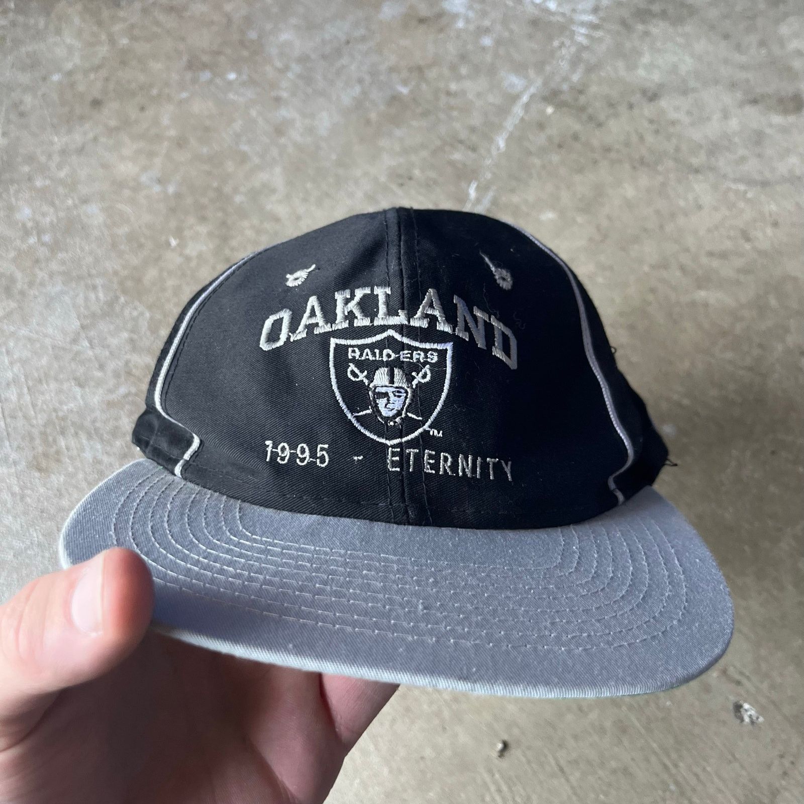 Vintage VINTAGE OAKLAND RAIDERS HAT SNAPBACK 95 MEMORIAL Size ONE SIZE - 1 Thumbnail