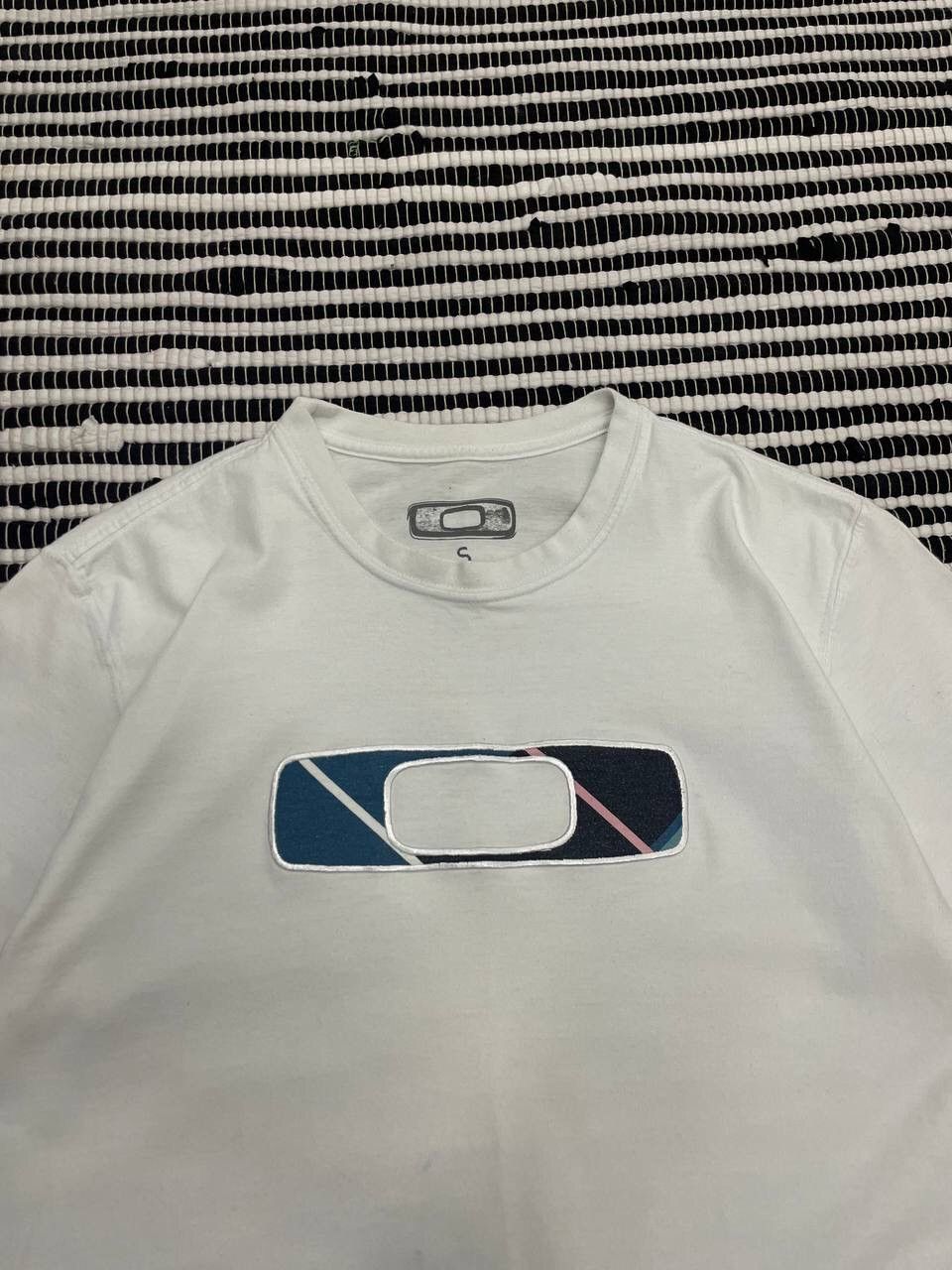 Oakley × Vintage Vintage Oakley Slim Fit Big Logo Tee T-Shirt Y2K Size US S / EU 44-46 / 1 - 4 Thumbnail