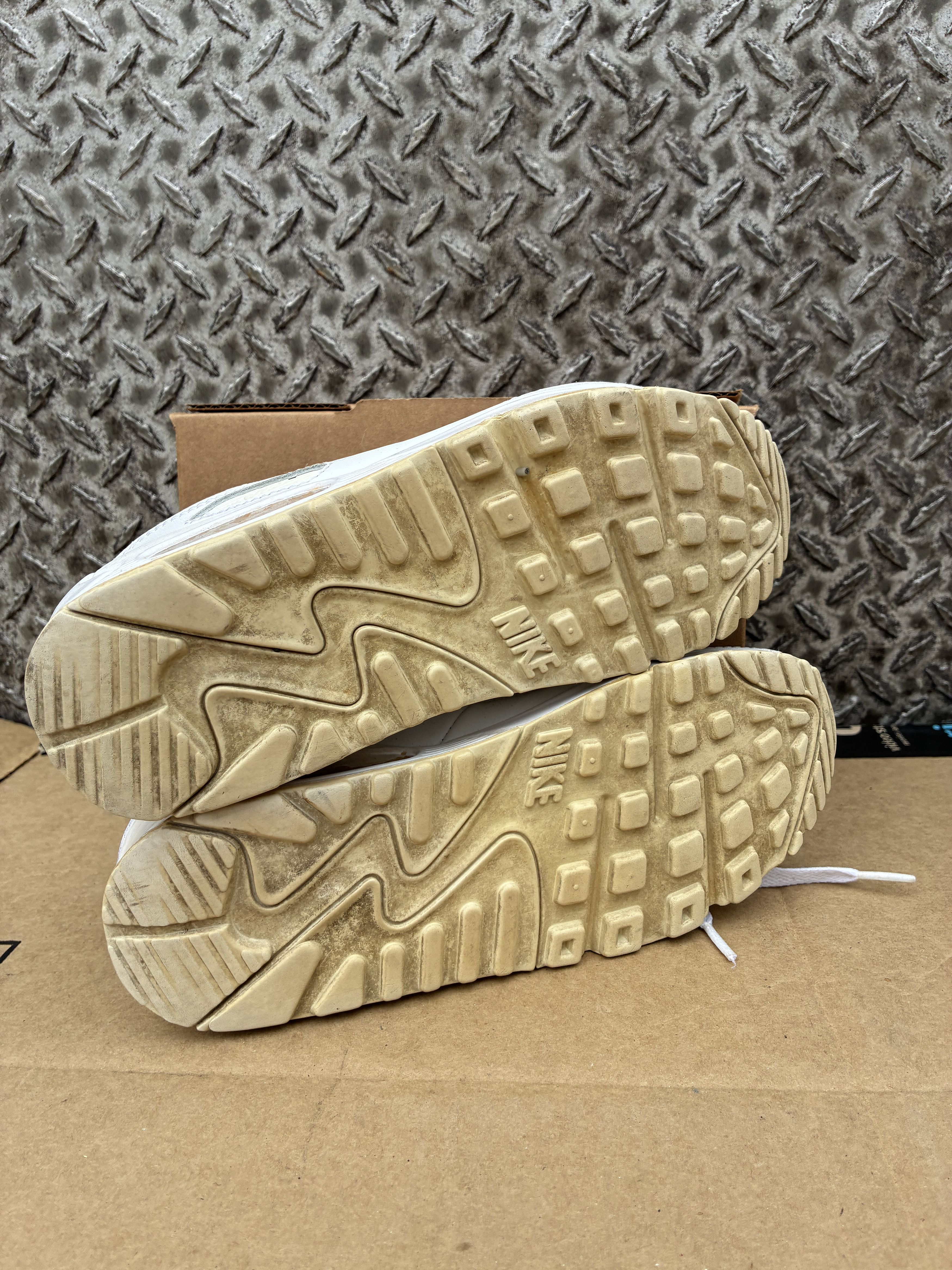 Nike Nike Womens Air Max 90 'Triple White' (CQ2560-100), Size: 9 Size US 9 / IT 39 - 5 Thumbnail