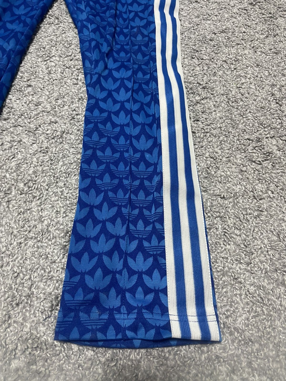 Adidas ADIDAS ORIGINALS ADICOLOR 70'S MONOGRAM TRACKPANTS SIZE M Size US 32 / EU 48 - 7 Thumbnail