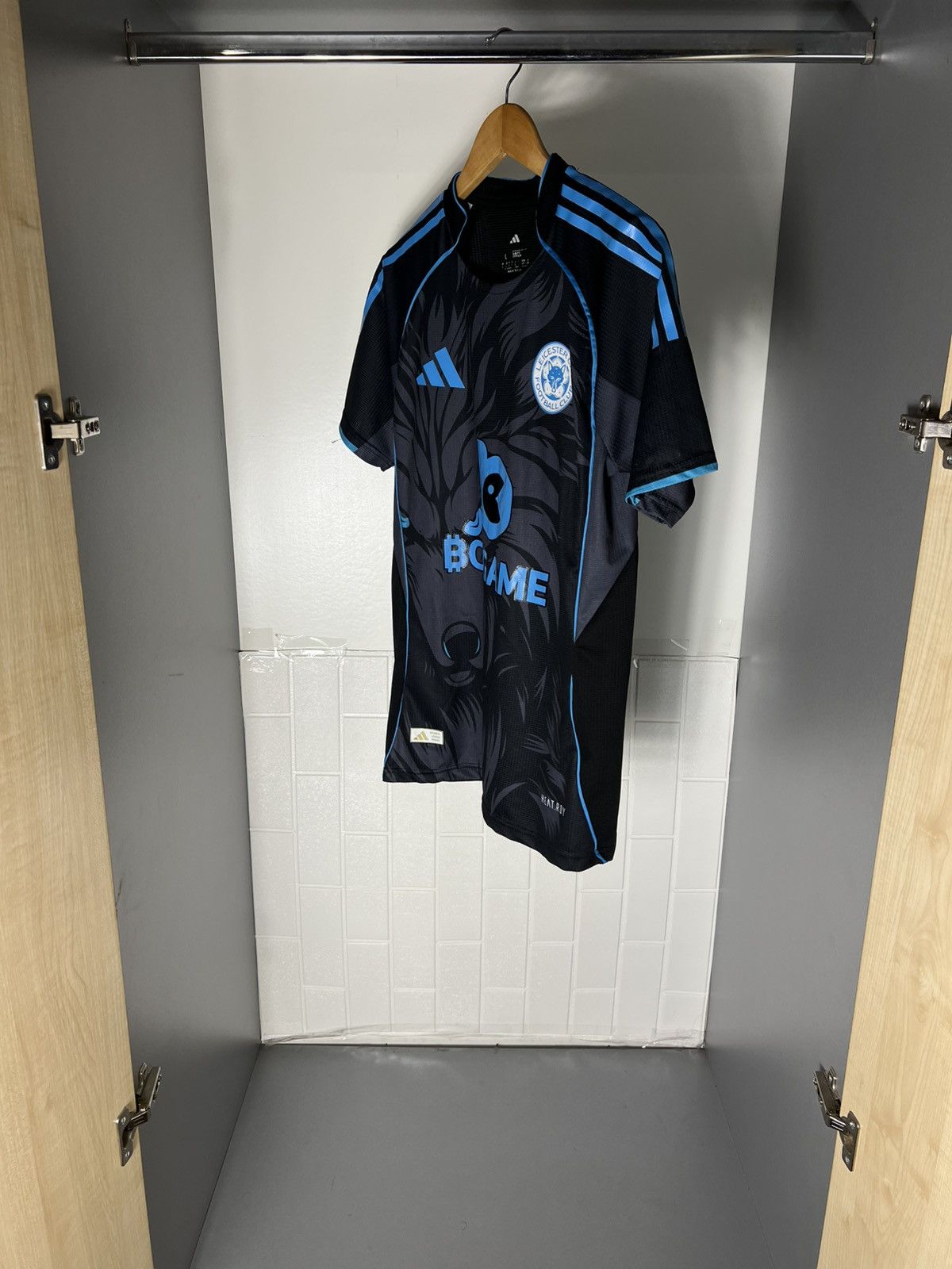 Adidas ADIDAS FC LEICESTER CITY ENGLAND SOCCER JERSEY HOMME 2025 Size US L / EU 52-54 / 3 - 7 Thumbnail