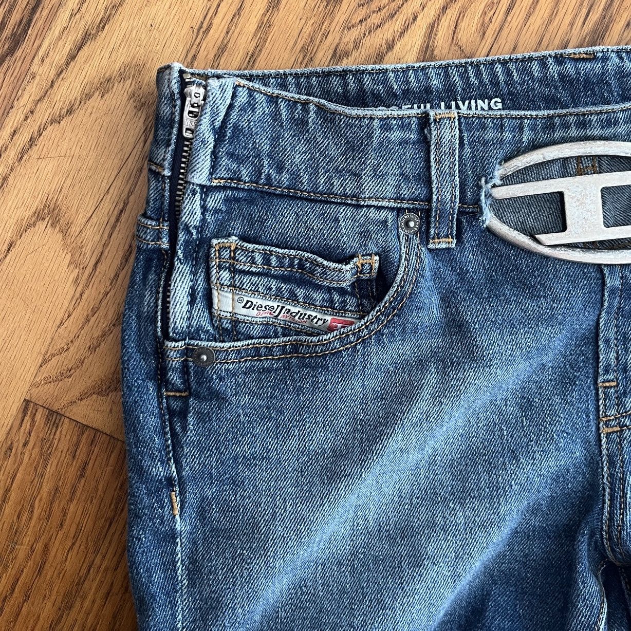 Diesel Diesel Cut Out Logo Buckle Denim Mini Shorts Size 24" / US 00 / IT 34 - 2 Thumbnail