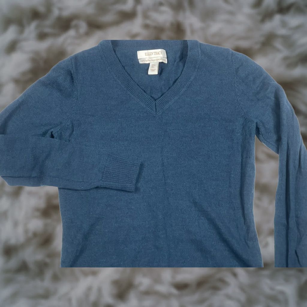 Ellen Tracy Ellen Tracy Womens V-Neck Knit Sweater Sz S Blue Long Sleeve 100% Merino Wool Pullover Casual Womens Size S / US 4 / IT 40 - 1 Thumbnail