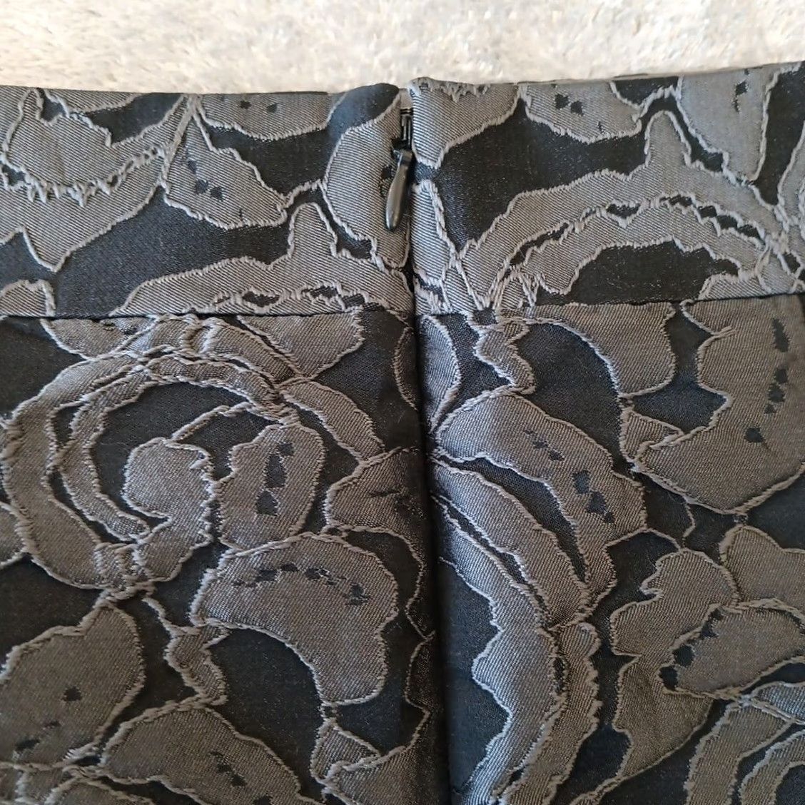 Banana Republic Banana Republic Skirt Women Regular Size 4 Gray Floral Knee Length Lined Slit Pencil Size 27" / US 4 / IT 40 - 5 Thumbnail