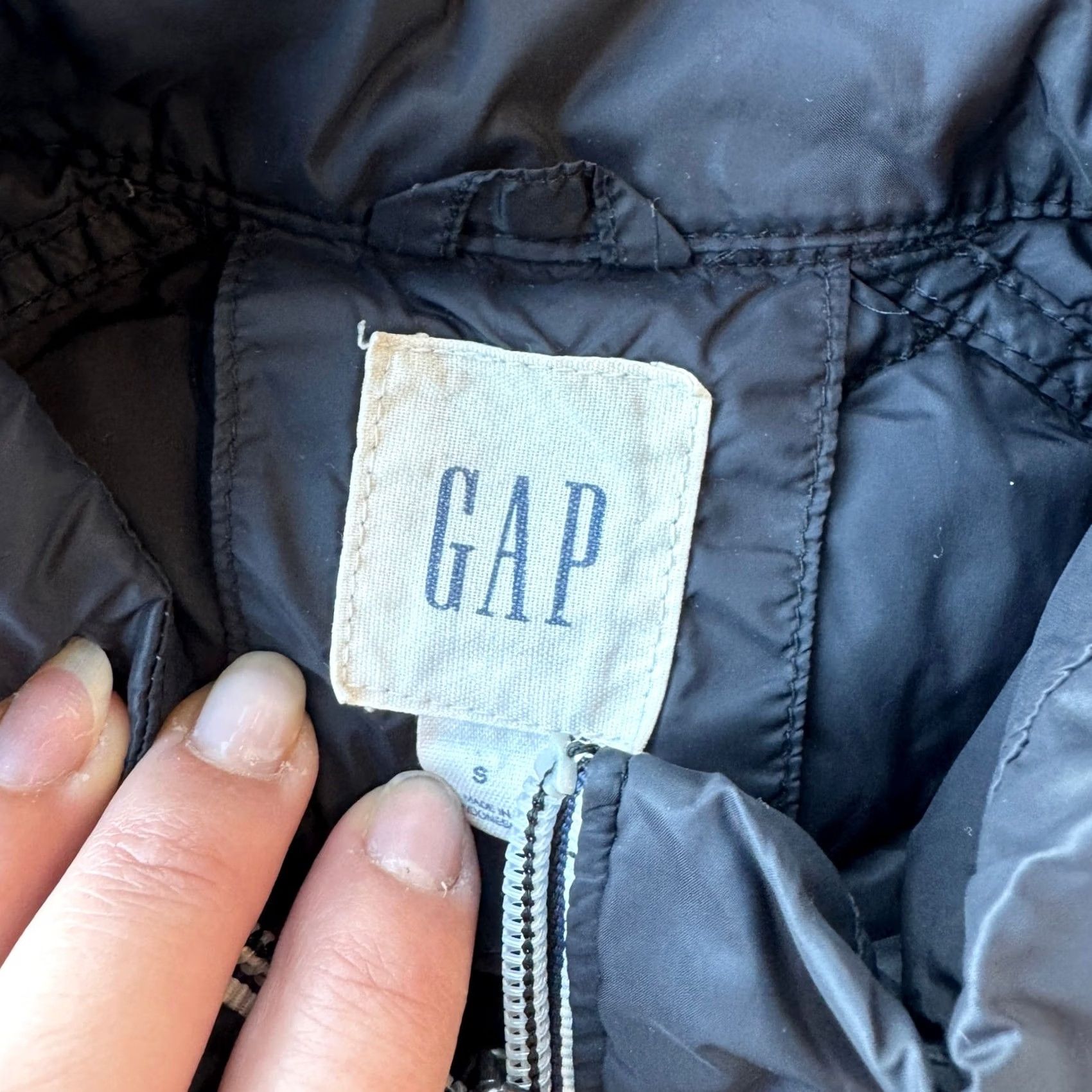 Vintage VINTAGE Gap Quilted Lightweight Puffer Longsleeve Full Zip Jacket Coat Small MEN S Black Polyester Bomber Jacket Size US S / EU 44-46 / 1 - 3 Thumbnail