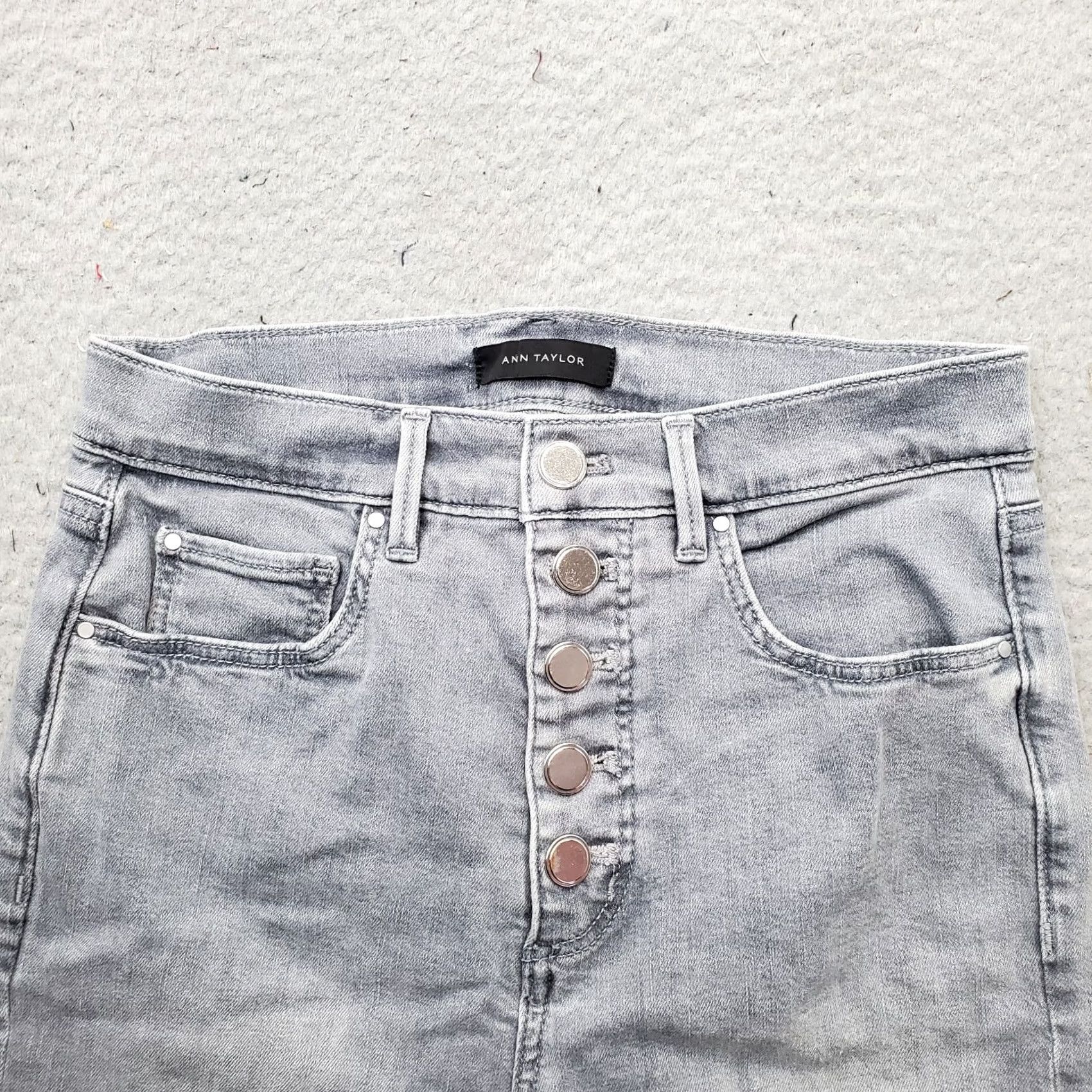 Ann Taylor Ann Taylor Cindy Crop Jeans Womens 4 Gray Denim High-Rise Skinny Leg Button Fly Jeans 4 Womens Gray Crop Skinny Straight? Size 27" / US 4 / IT 40 - 7 Thumbnail