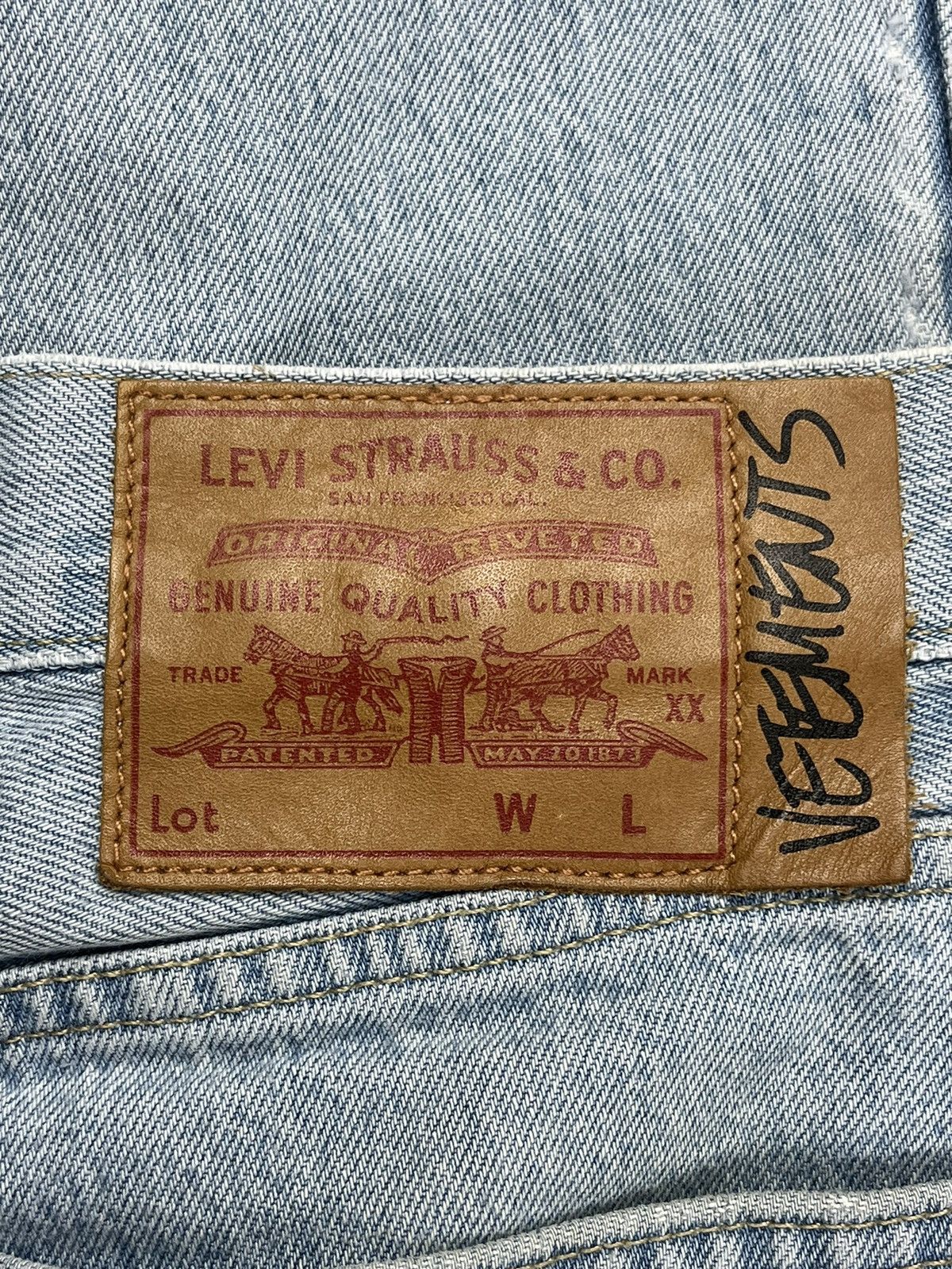 Levi's × Vetements AW19 Vetements “615” Print Assymetrical Levi’s Denim Jeans Size US 30 / EU 46 - 7 Thumbnail