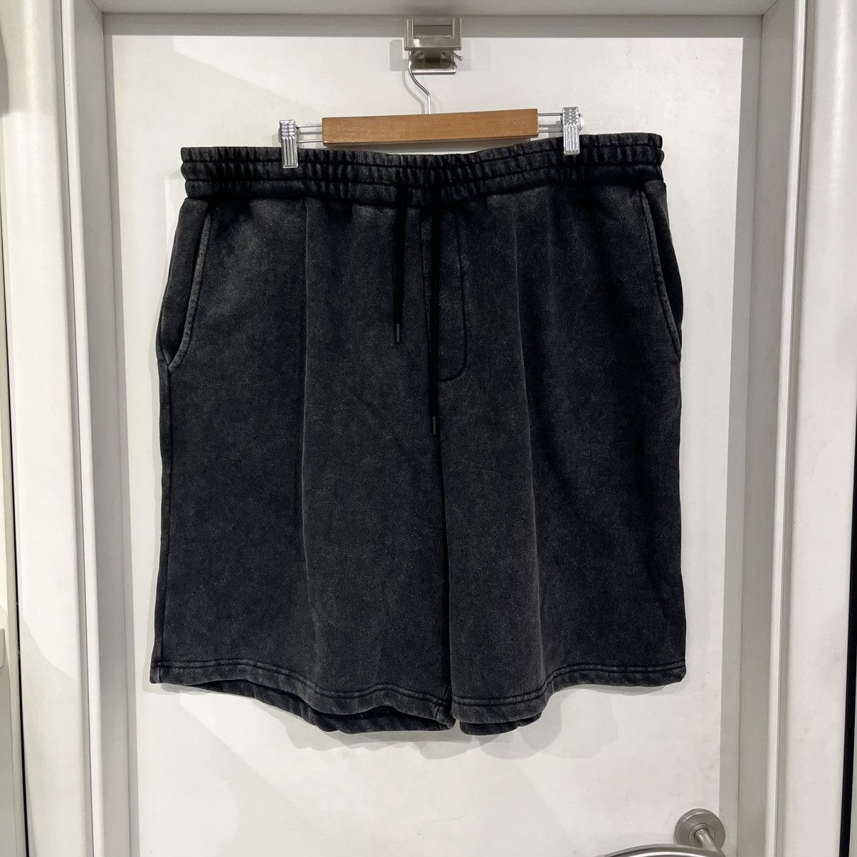 Fashion Nova Shorts Washed Black Size US 36 / EU 52 - 1 Thumbnail