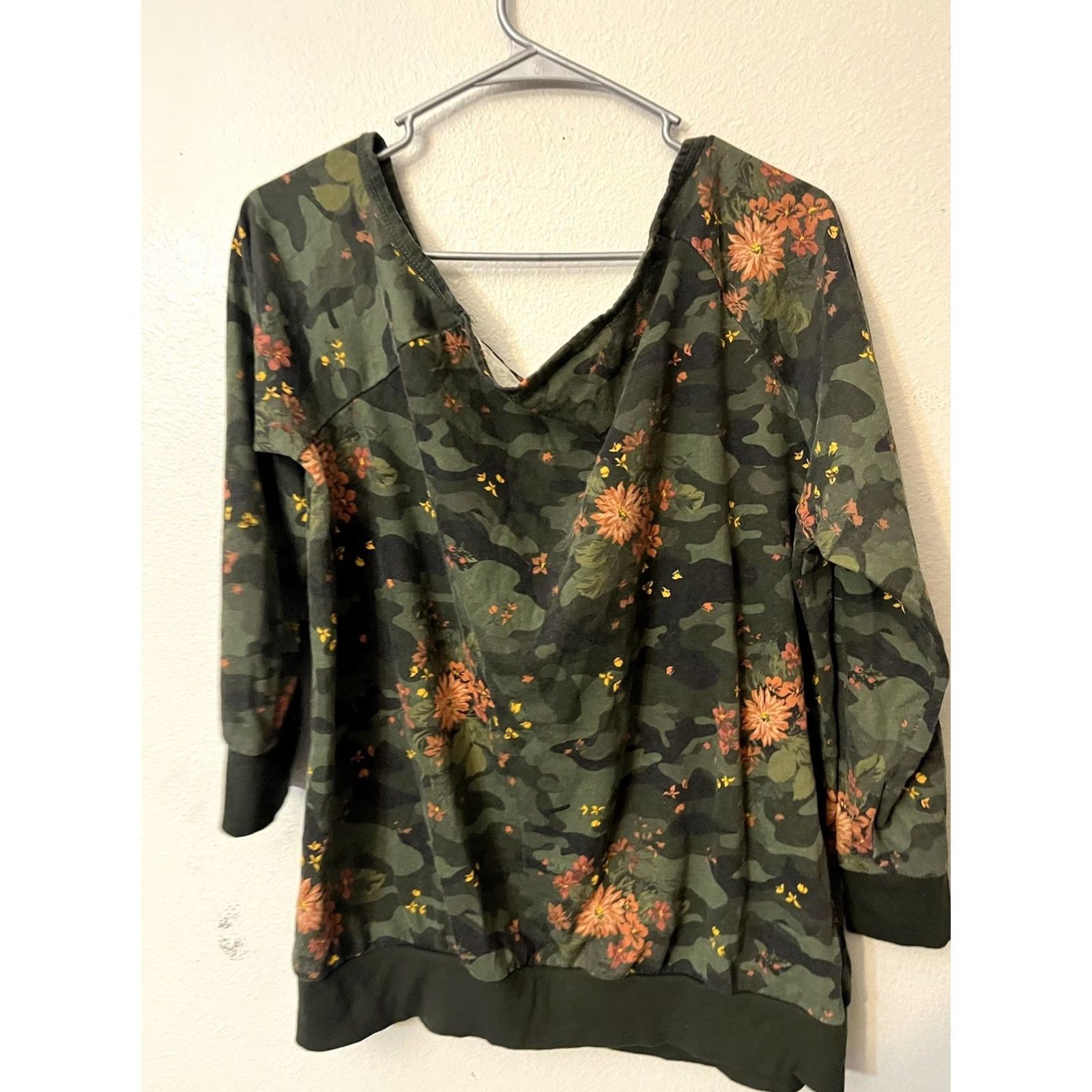Torrid Torrid Callie Sweatshirt 1X Green Camo Floral Asymmetrical Off Shoulder Size Size XL / US 12-14 / IT 48-50 - 3 Thumbnail
