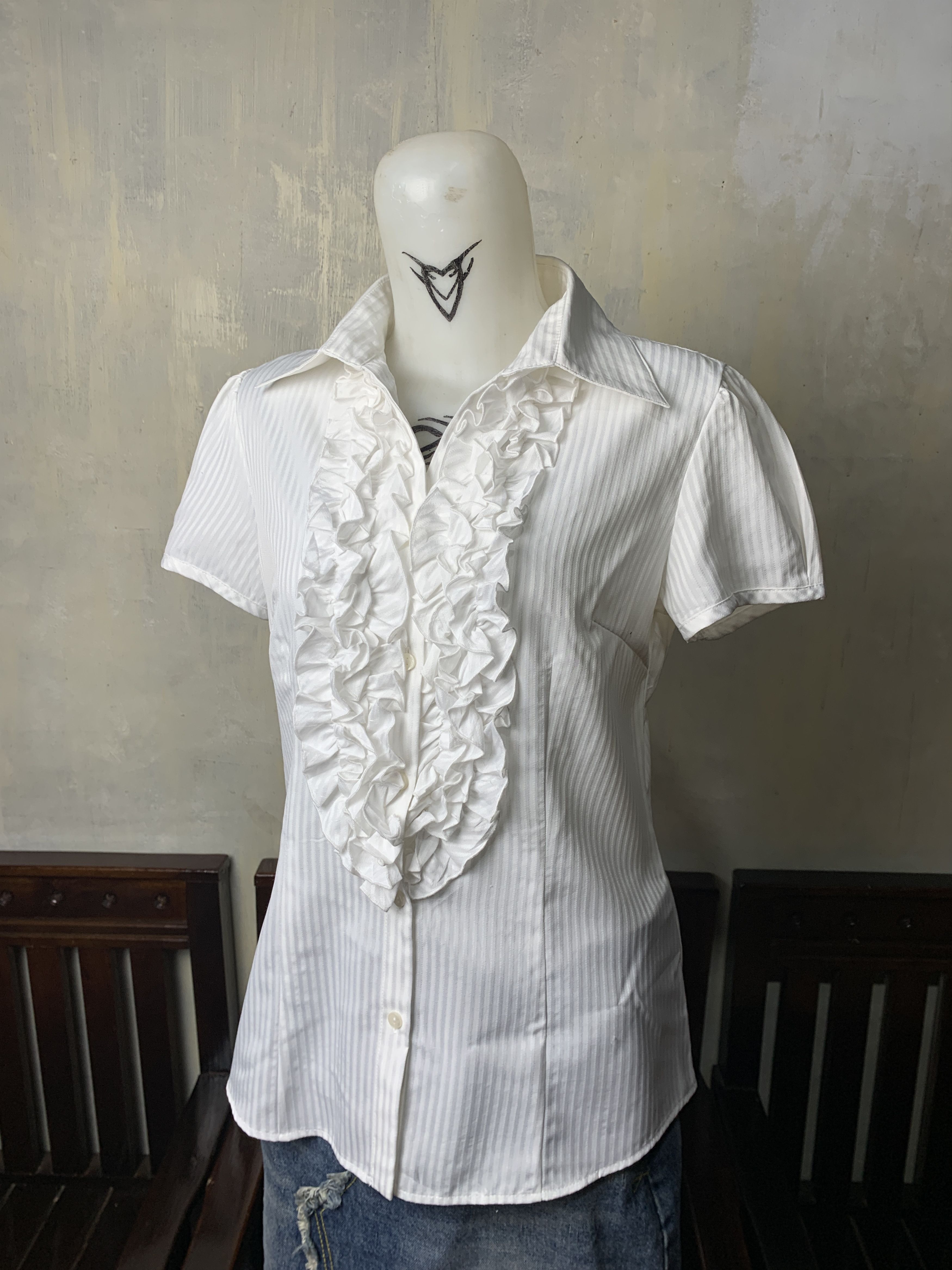 Japanese Brand Cosa de Ver White Pinstripe Ruffle Blouse (M) Size M / US 6-8 / IT 42-44 - 2 Thumbnail