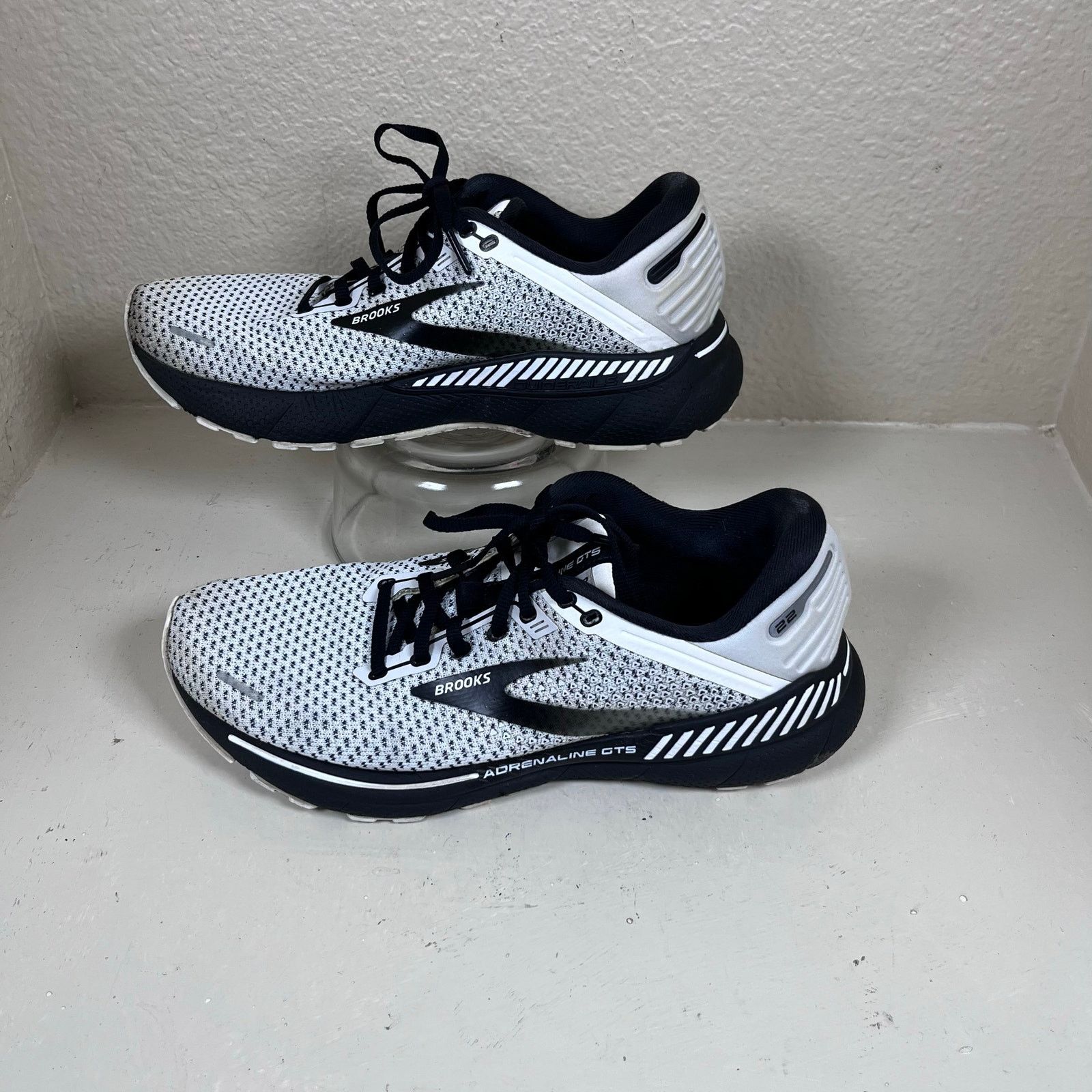 Brooks Brooks Adreneline GTS 22 White Black Stability Running Shoe Size US 10 / IT 40 - 6 Thumbnail