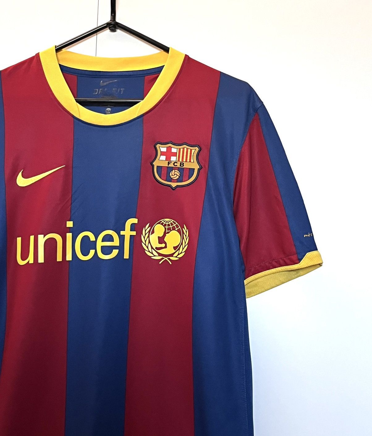 Nike Messi Barcelona 2010 2011 Home Soccer Jersey Shirt M Size US M / EU 48-50 / 2 - 4 Thumbnail