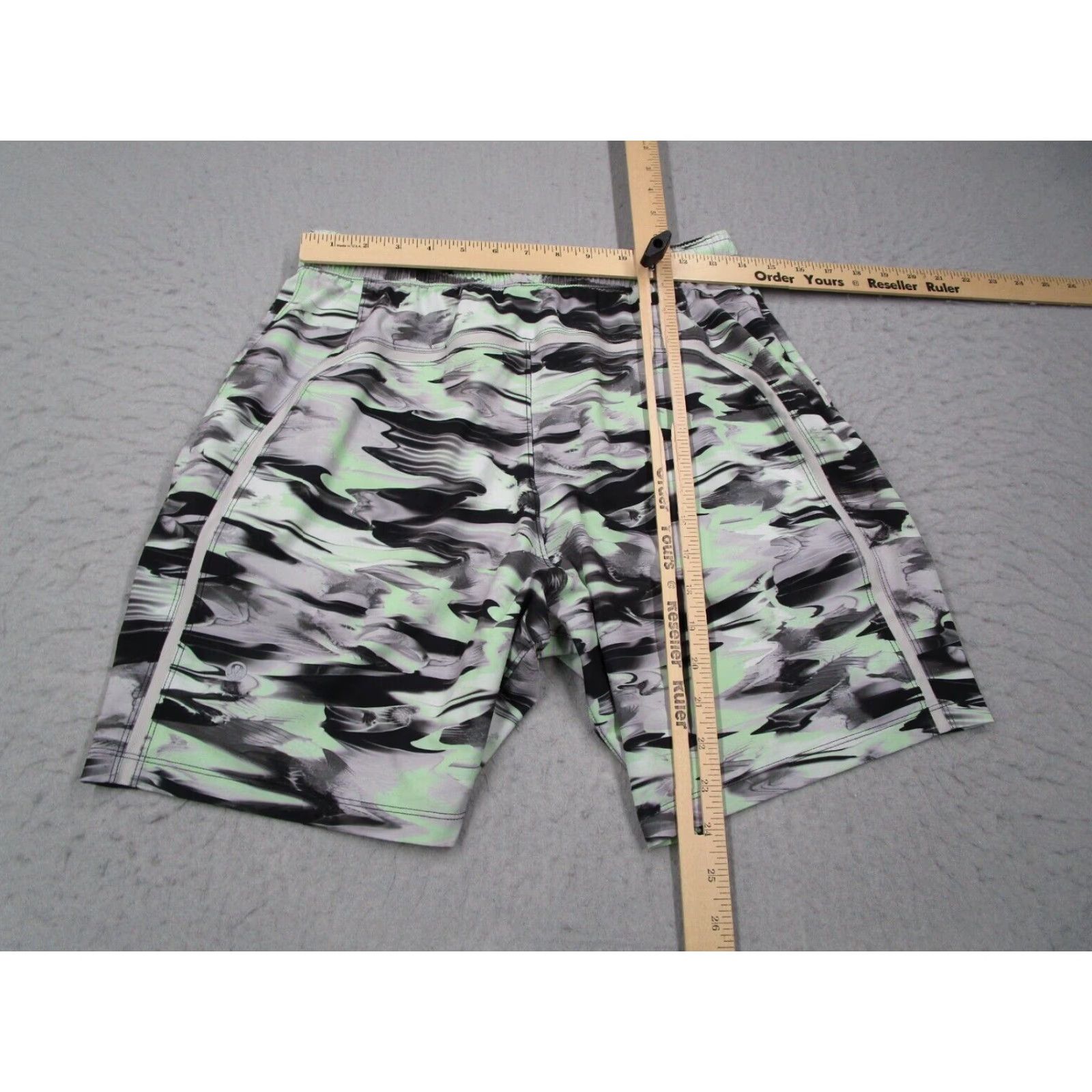 Lululemon Lululemon Shorts Men Medium Green 7" Inseam Drawstring Pockets Unlined Polyester Blend Classic Fit Casual Beach City 90s? No, avoid. Size US 31 - 3 Thumbnail