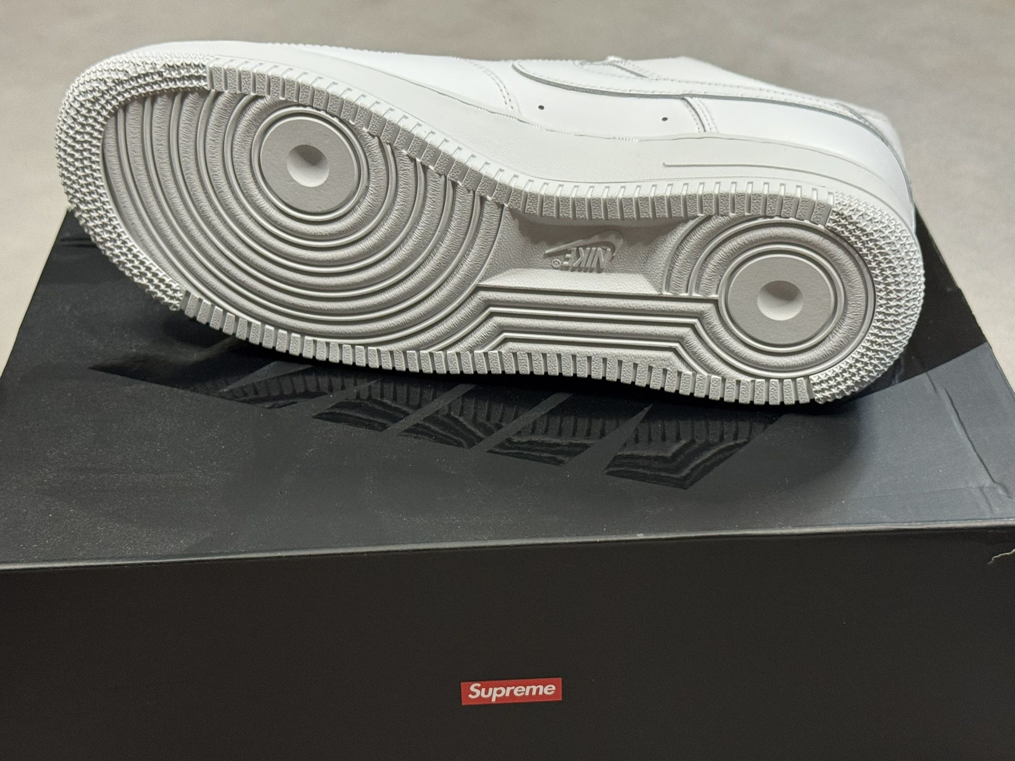 Nike × Supreme Supreme x Nike Air Force 1 Low Box Logo - White Size 9 Size US 9 / EU 42 - 4 Thumbnail
