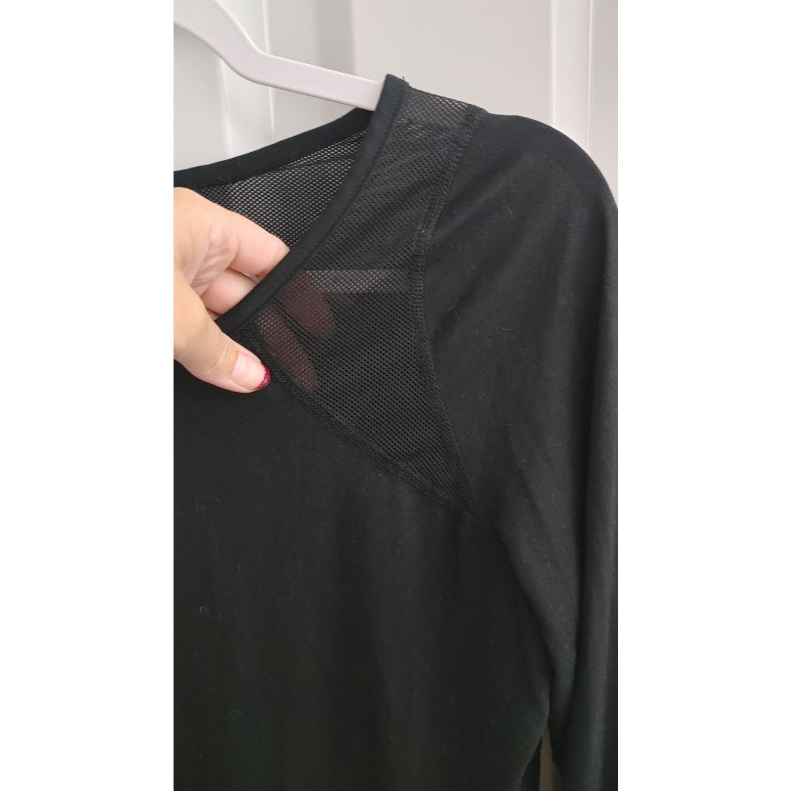 Nike Nike Dri-Fit Top Thumb Holes Vented Sheer Medium Black Size M / US 6-8 / IT 42-44 - 4 Thumbnail