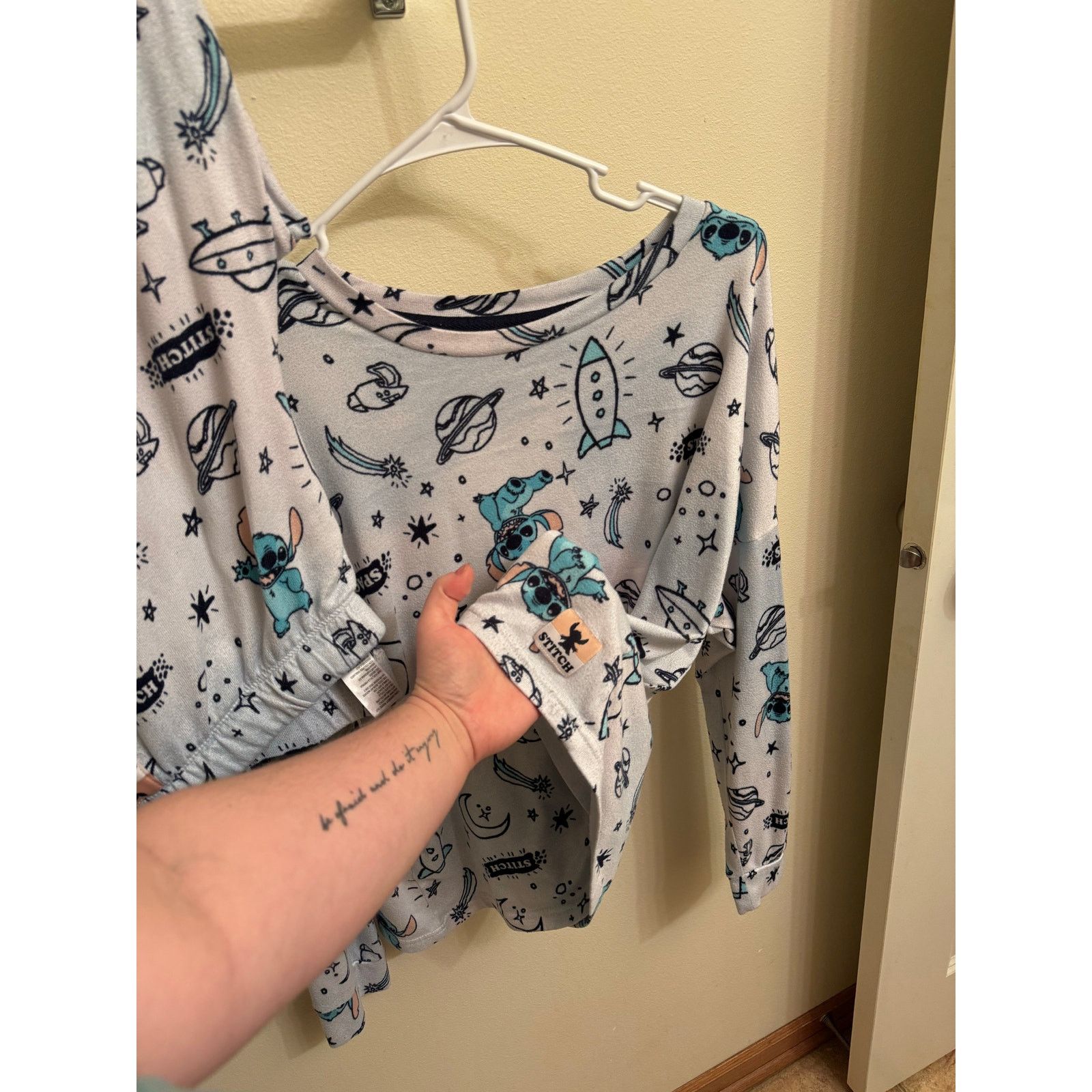 Disney Women's Lilo and Stitch Pajamas (top size XL/bottoms size L) Size ONE SIZE - 5 Thumbnail