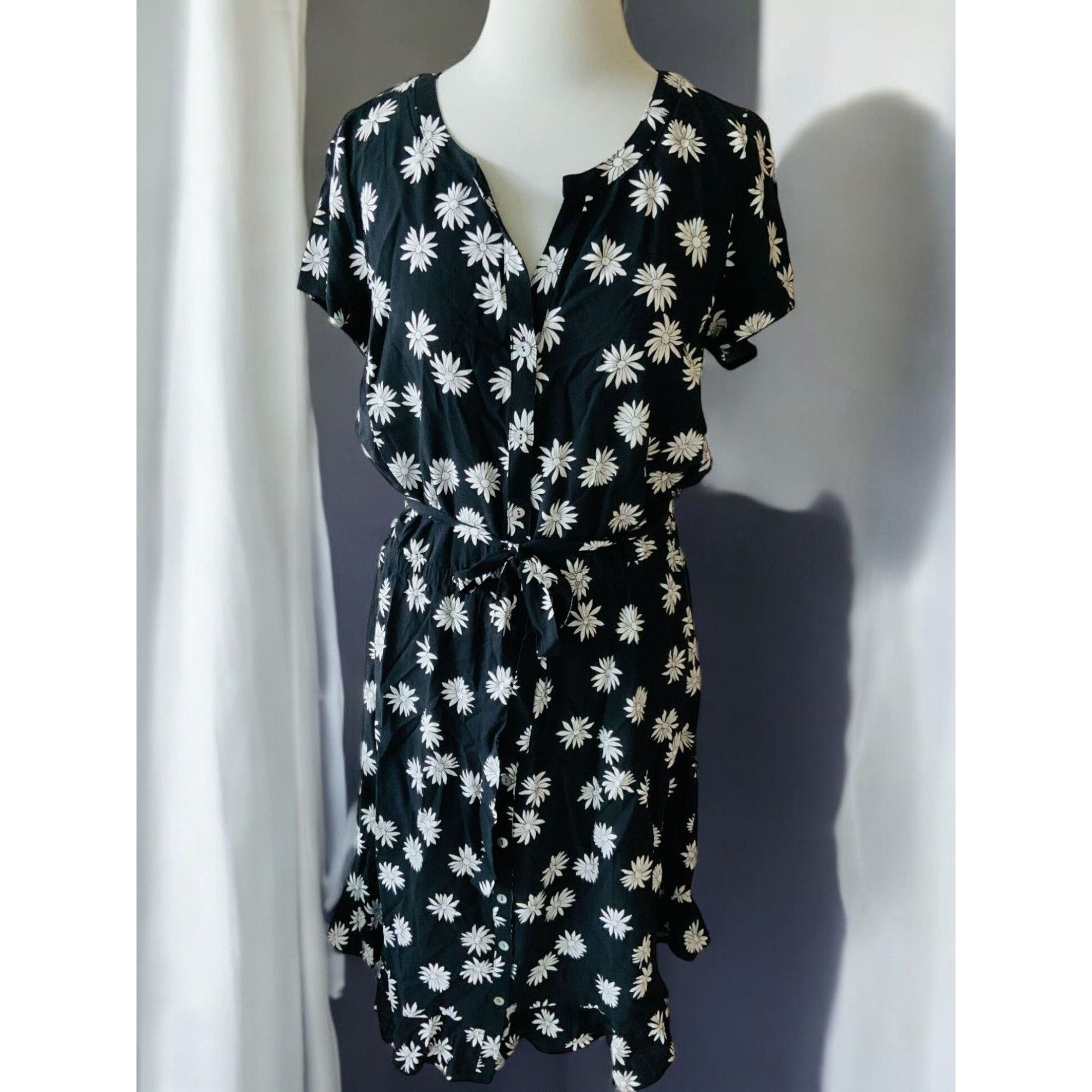 Designer J Jill Ladies Short Sleeve VNeck Black White Floral Belted M Size M / US 6-8 / IT 42-44 - 9 Thumbnail