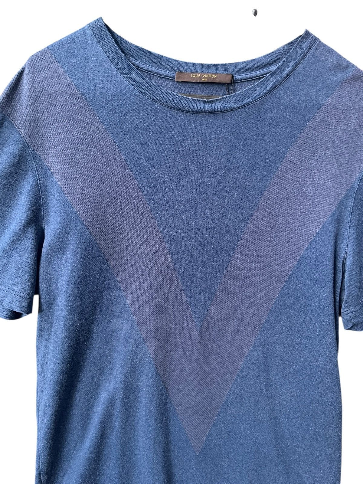 Louis Vuitton Louis Vuitton V logo t-shirt cotton LV designer luxury 20’s Size US S / EU 44-46 / 1 - 2 Thumbnail