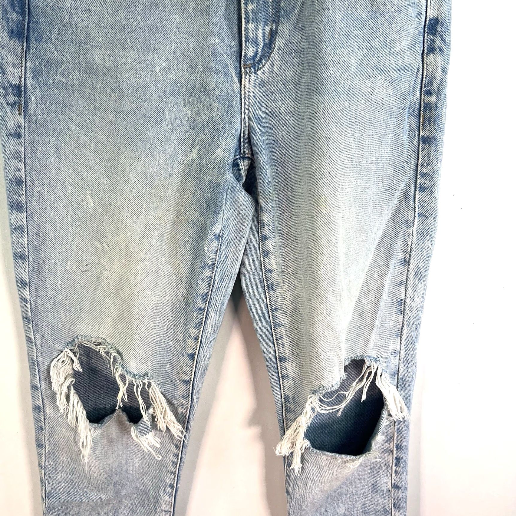 Vintage Garbage Denim Distressed Mom Jeans Women’s Size 1 Blue 27X28 Regular Rise Mid 8.5-10.5 in Zip Closure 5-Pocket Denim Pants Women Size 25" / US 0 / IT 36 - 3 Thumbnail
