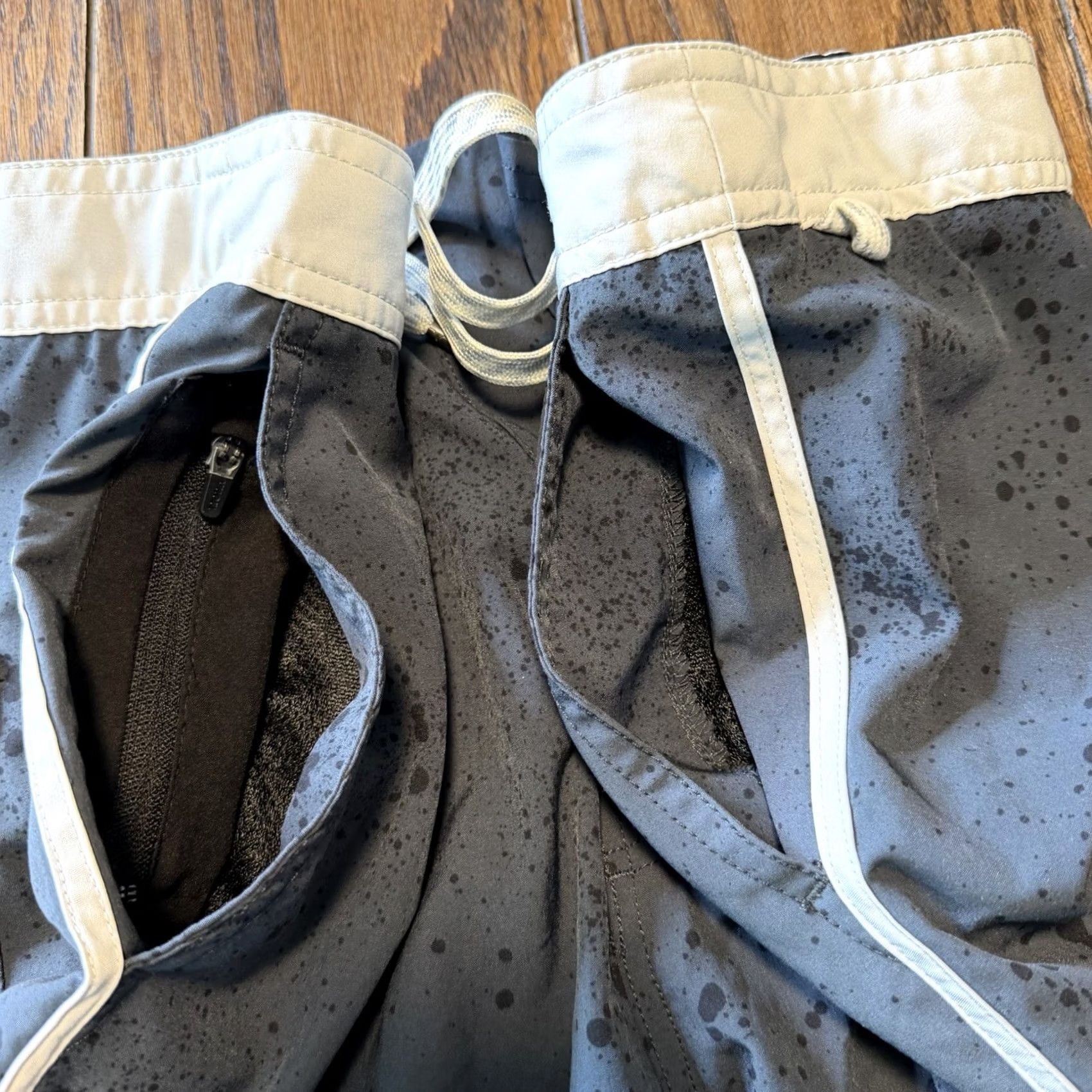 Vuori Vuori Cruise Shorts Mens 38 Black Spotted Swim Board Beach Shorts Drawstring Pockets Stretch MENS Size US 38 / EU 54 - 5 Thumbnail