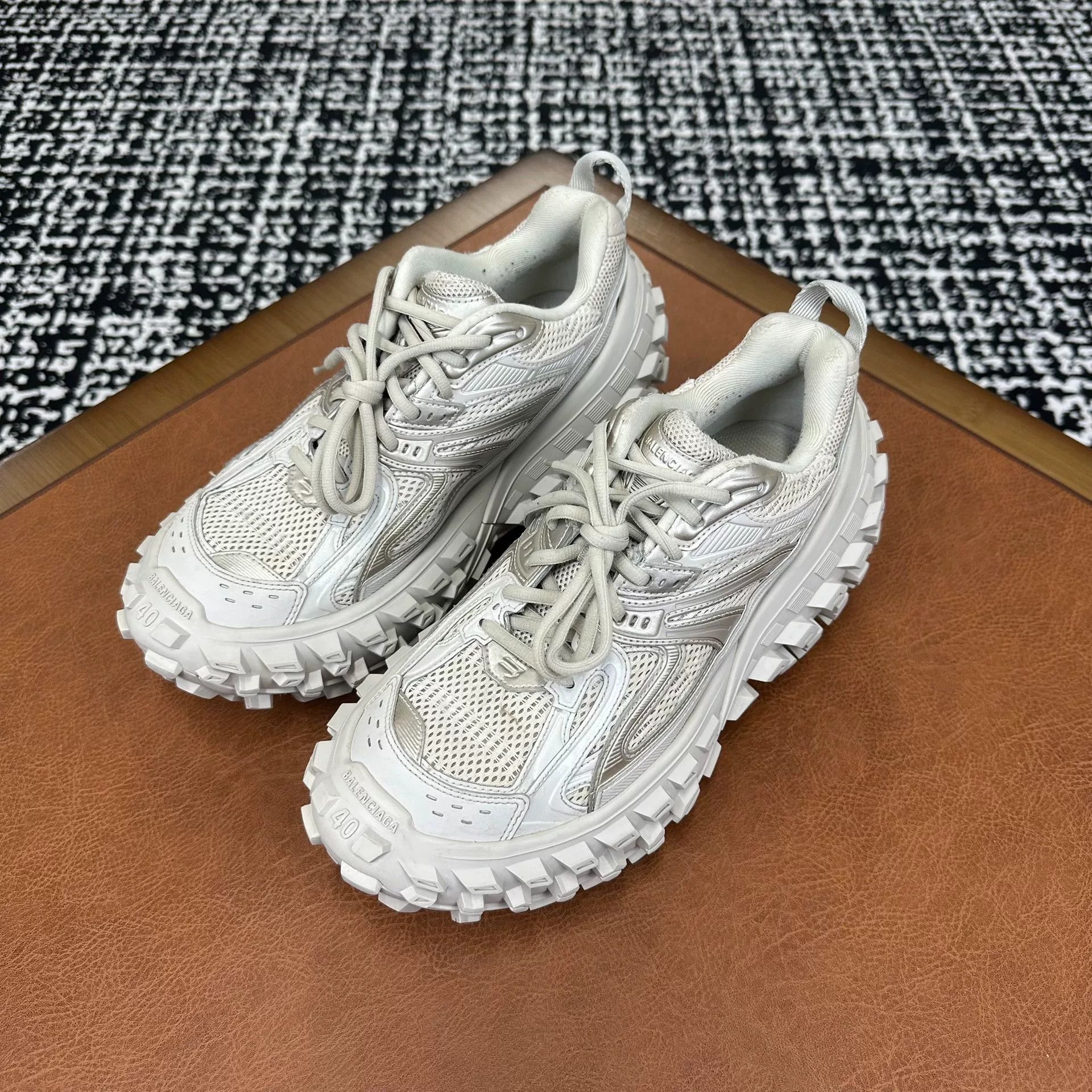 Balenciaga Balenciaga Brown Lowtop Sneakers 7 Men Size US 7 / EU 40 - 1 Thumbnail