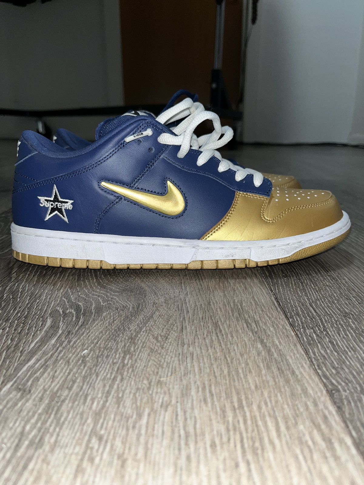 スニーカー Nike SB Dunk Low Supreme Jewel Swoosh Gold Nike-SB-Dunk-Low-Supreme-Jewel